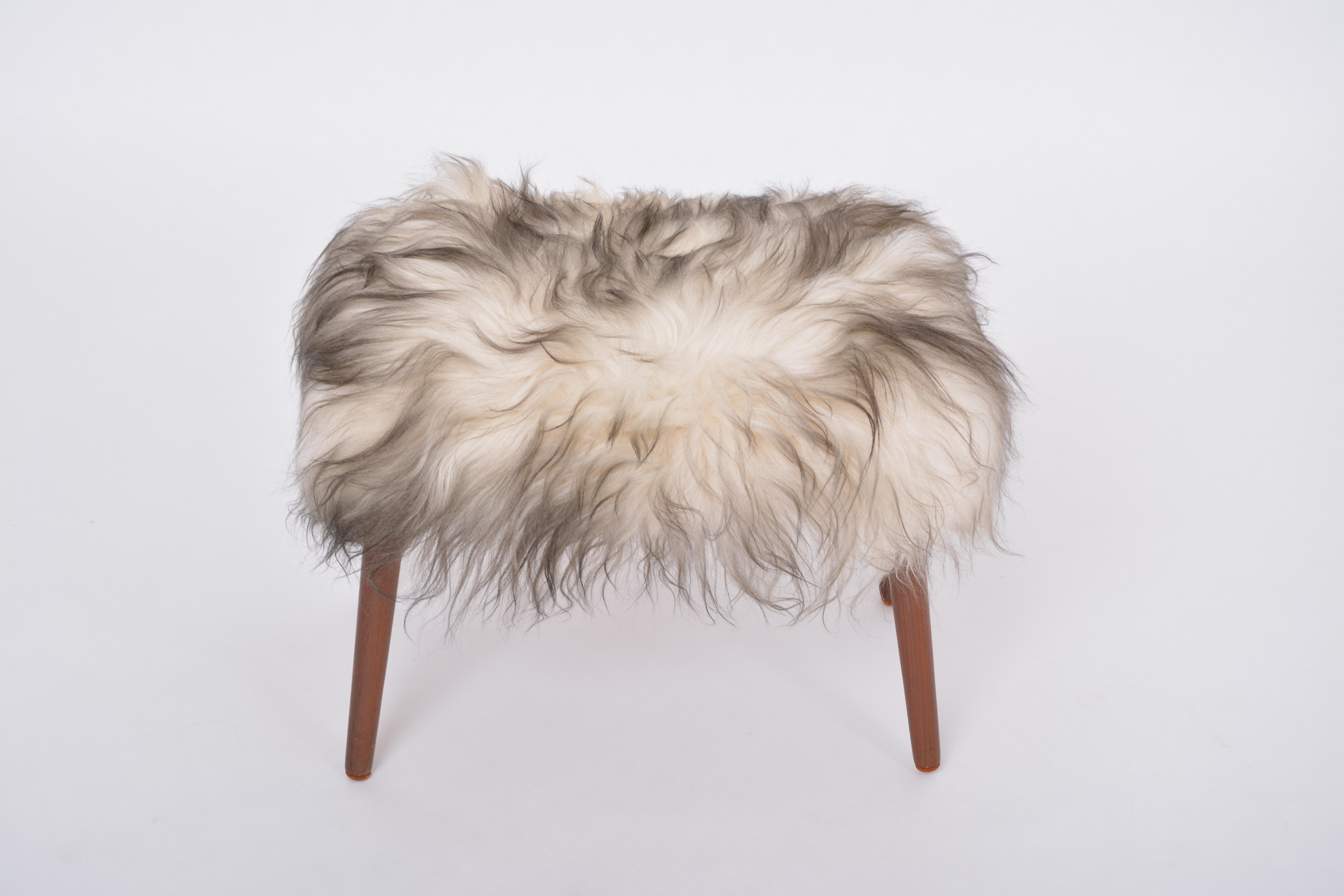Danish Mid-century Modern stool reupholstered in white and black sheep skin For Sale 2