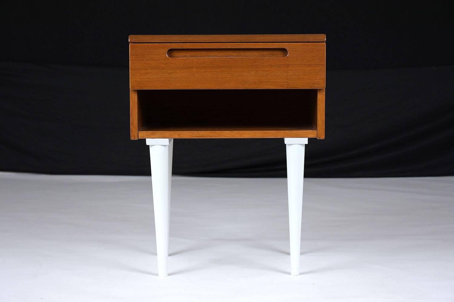 Danish Mid-Century Modern-Style Nightstands, a Pair In Good Condition In Los Angeles, CA