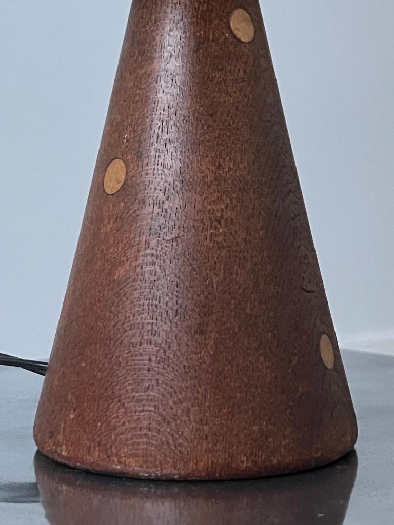 Dänische Mid-Century-Modern-Tischlampe aus Teakholz und Ulmenbaum mit Seidenschirm (Handgeschnitzt) im Angebot