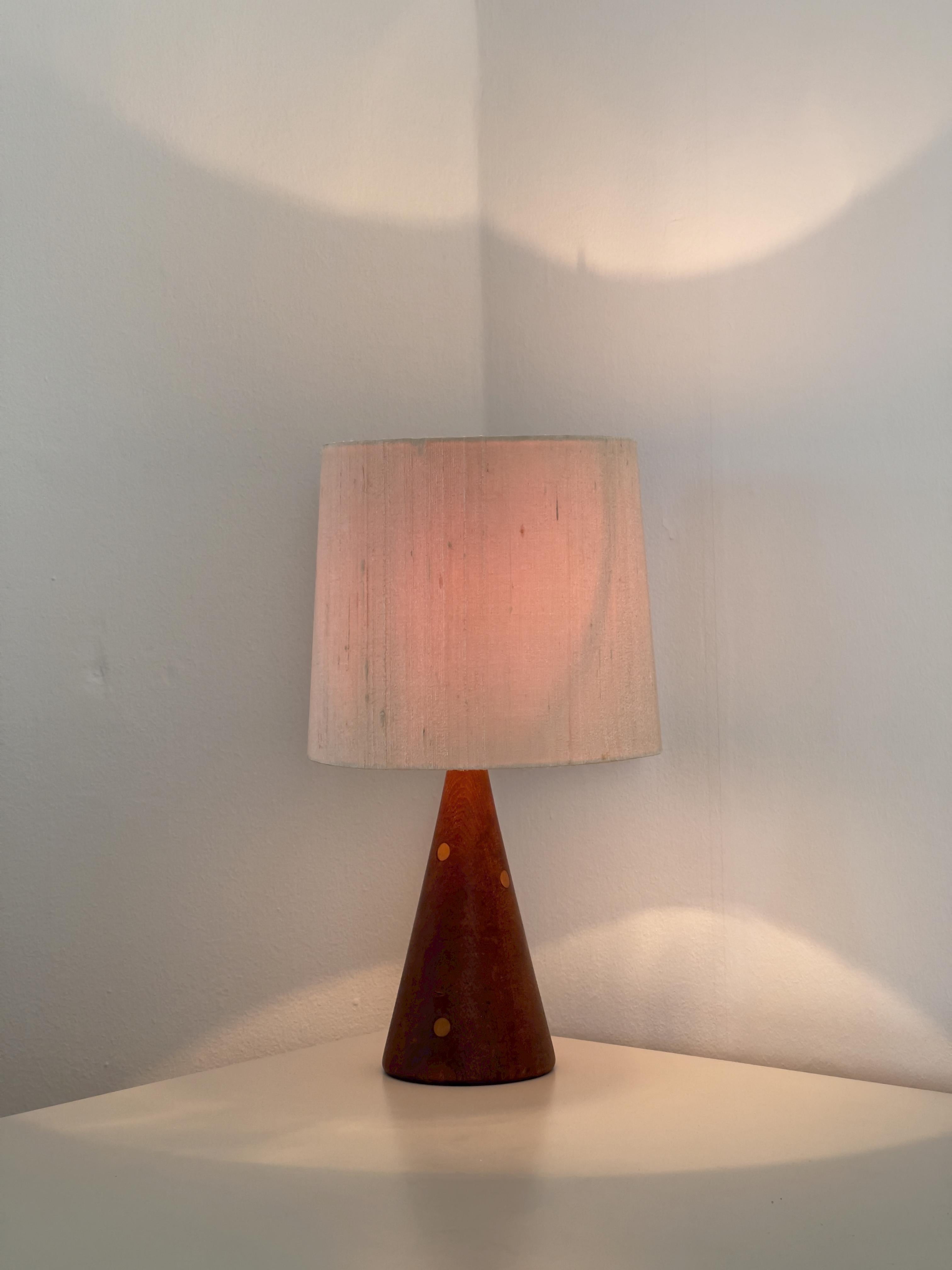 20th Century Danish Mid-Century Modern Table Lamp in Teak and Elm Tree with a Shade of Silk For Sale
