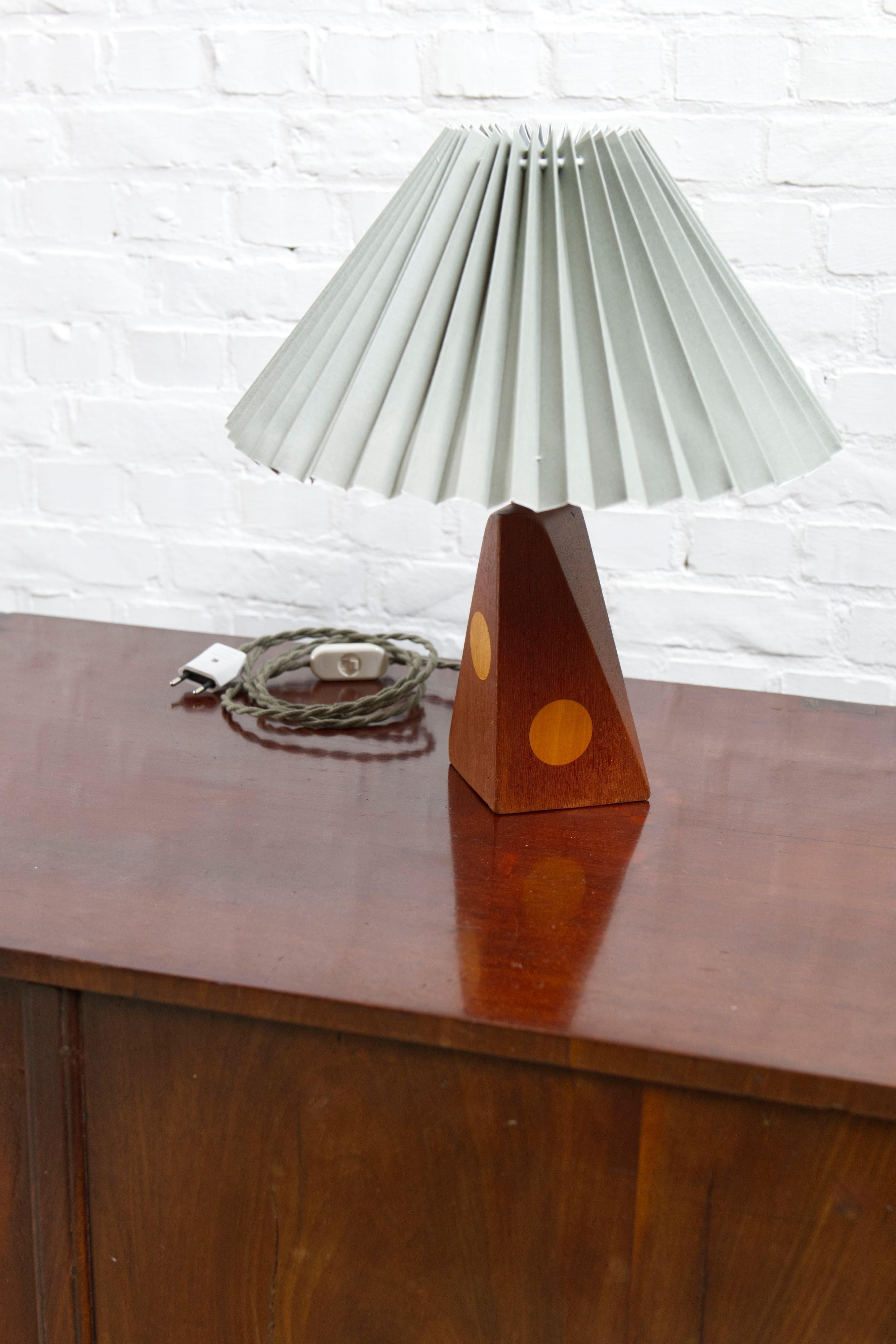 Lampada da tavolo danese della metà del secolo scorso in teak e Beeche intarsiato, anni '60 in vendita 3