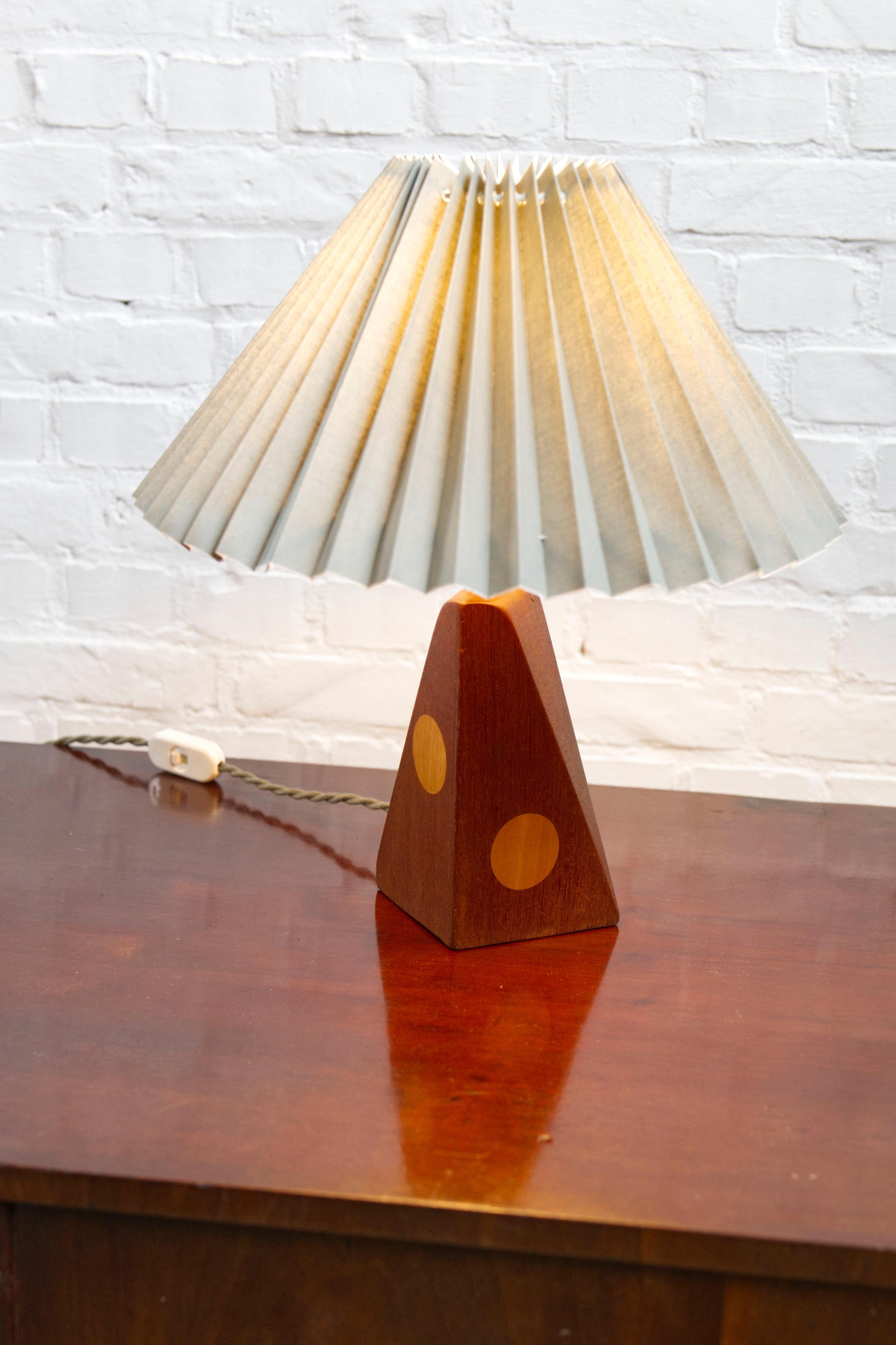 Lampada da tavolo danese della metà del secolo scorso in teak e Beeche intarsiato, anni '60 in vendita 5