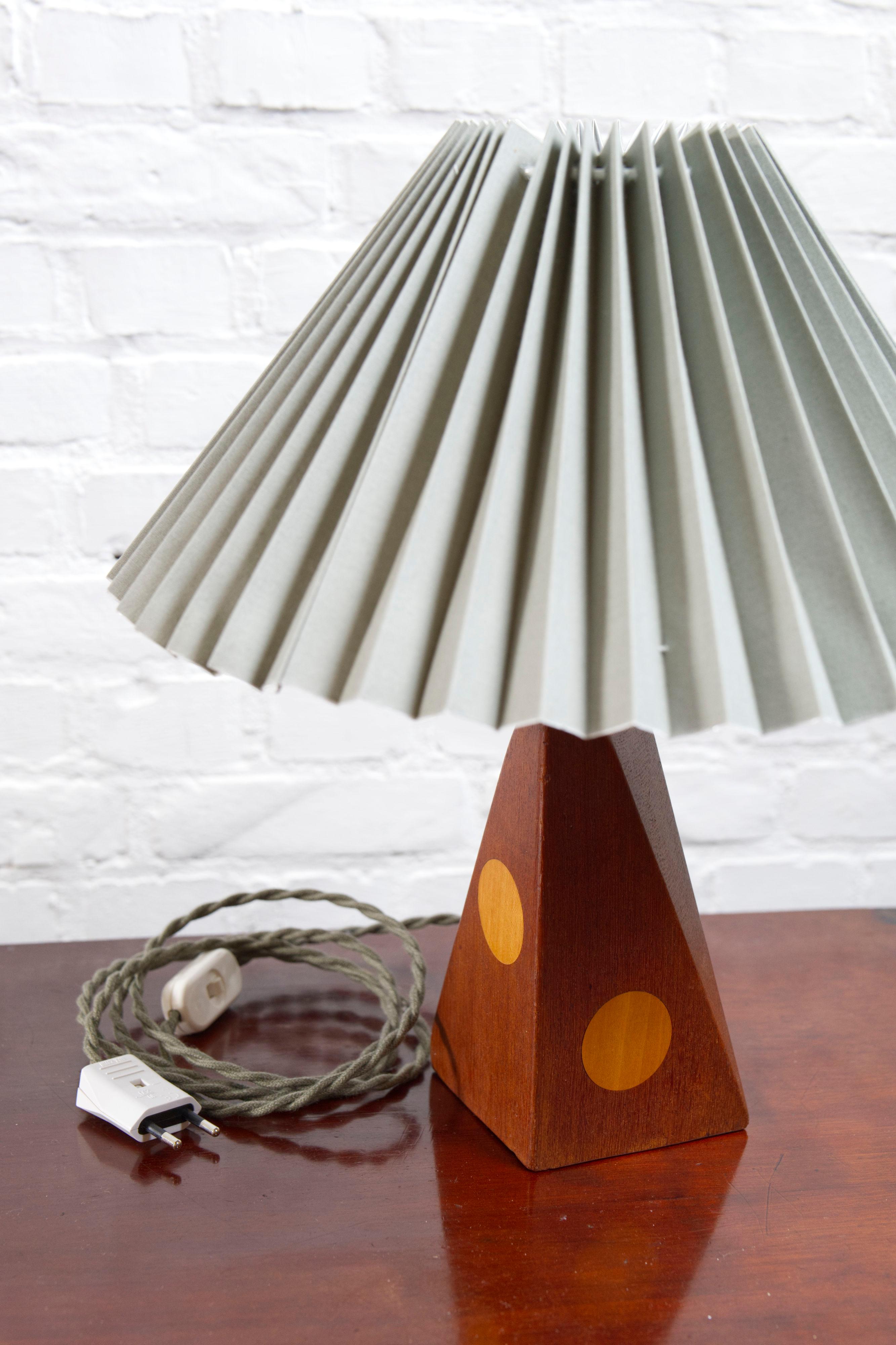 Danese Lampada da tavolo danese della metà del secolo scorso in teak e Beeche intarsiato, anni '60 in vendita
