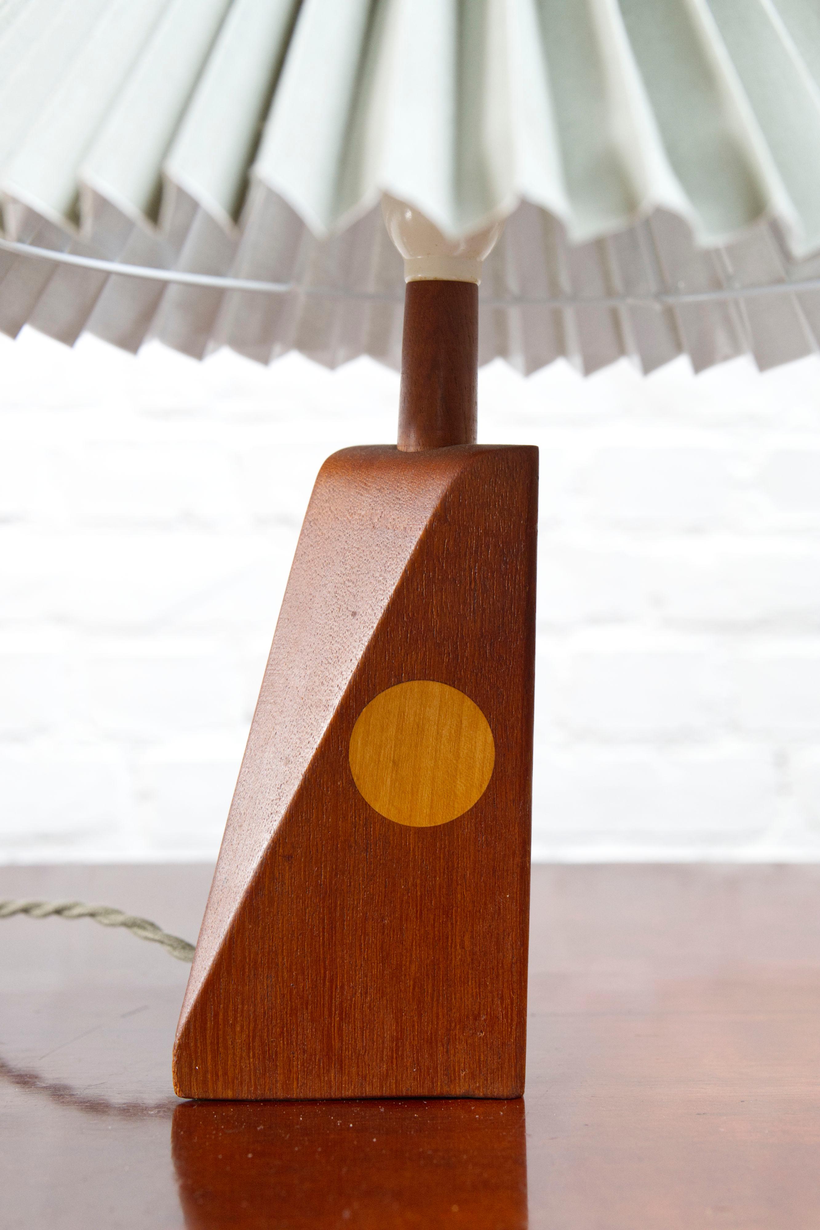 Intarsio Lampada da tavolo danese della metà del secolo scorso in teak e Beeche intarsiato, anni '60 in vendita