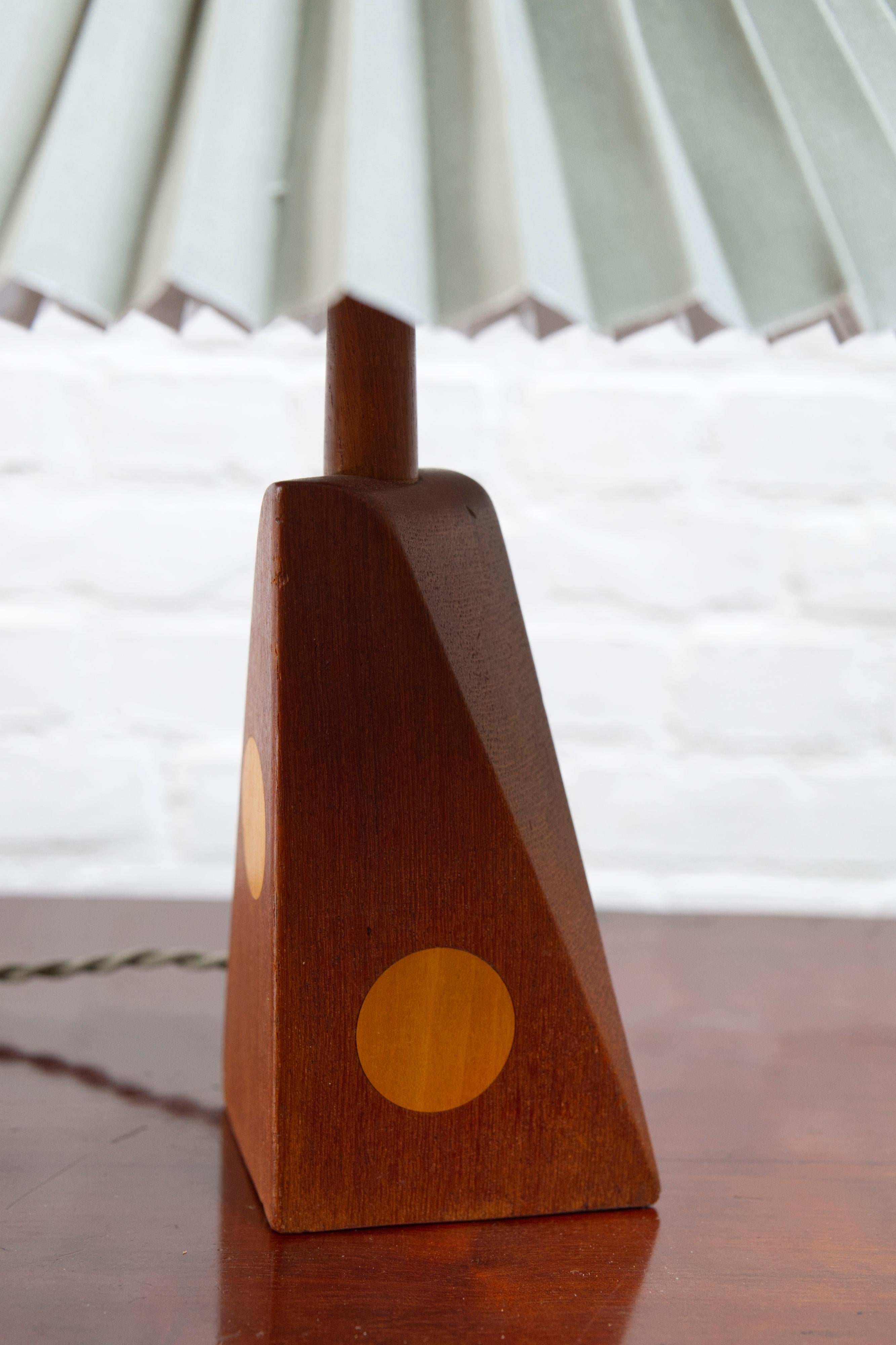 Metà XX secolo Lampada da tavolo danese della metà del secolo scorso in teak e Beeche intarsiato, anni '60 in vendita