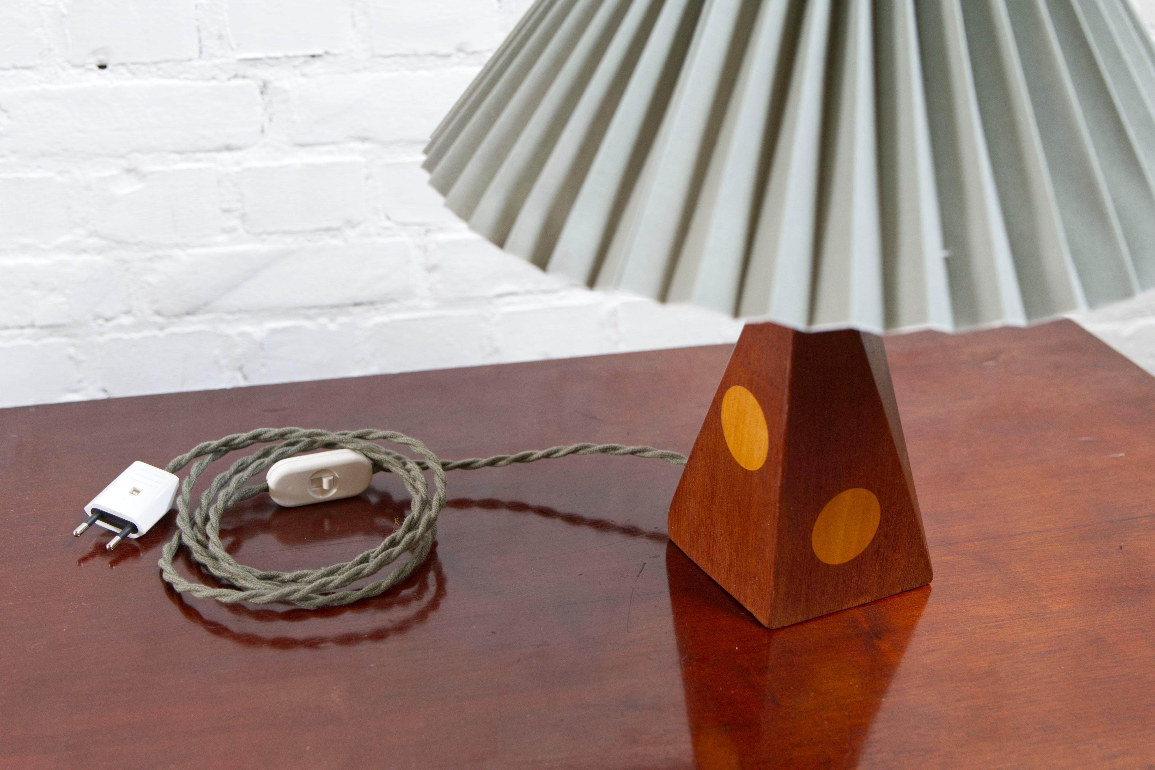 Faggio Lampada da tavolo danese della metà del secolo scorso in teak e Beeche intarsiato, anni '60 in vendita