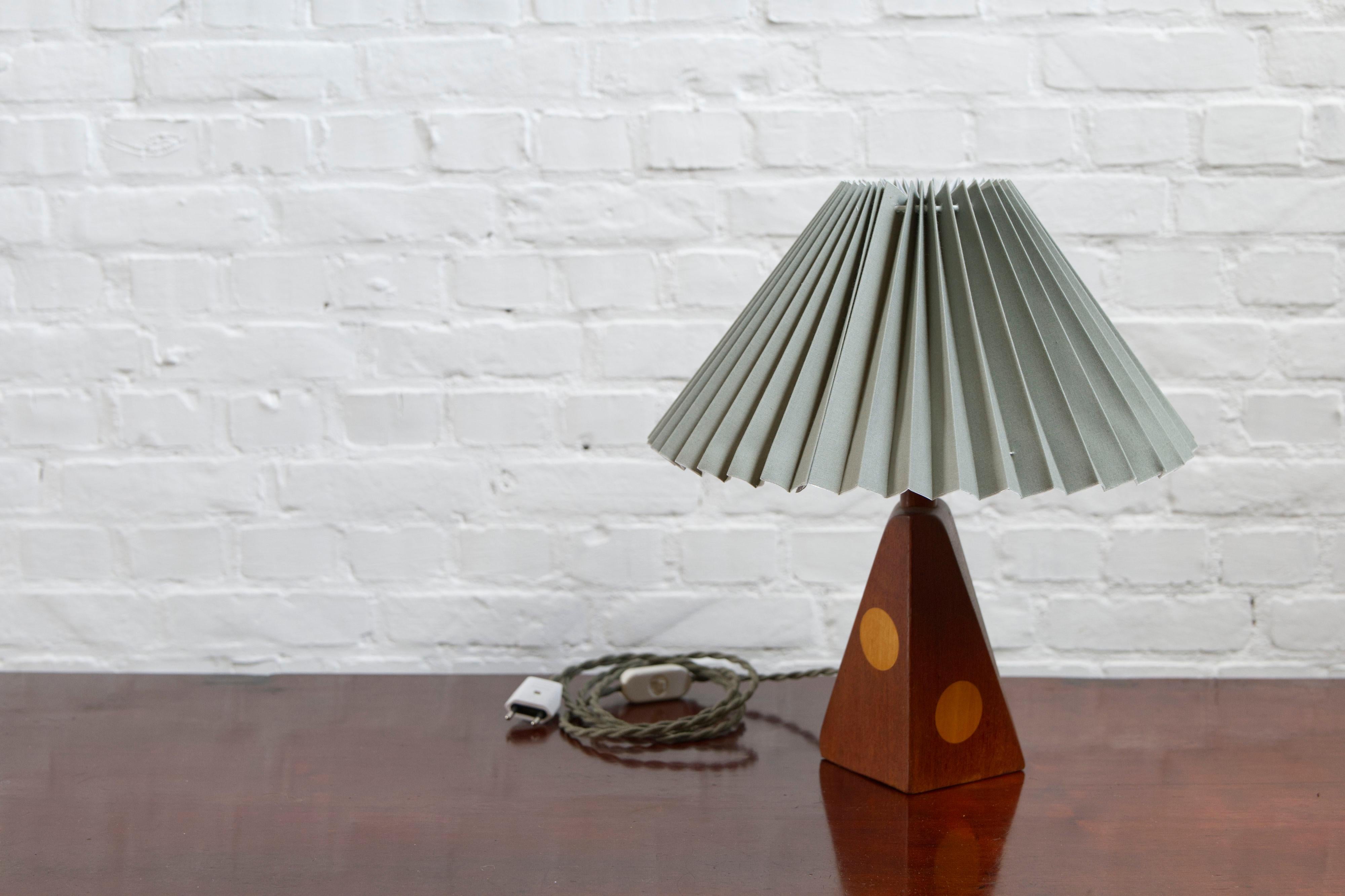 Lampada da tavolo danese della metà del secolo scorso in teak e Beeche intarsiato, anni '60 in vendita 1