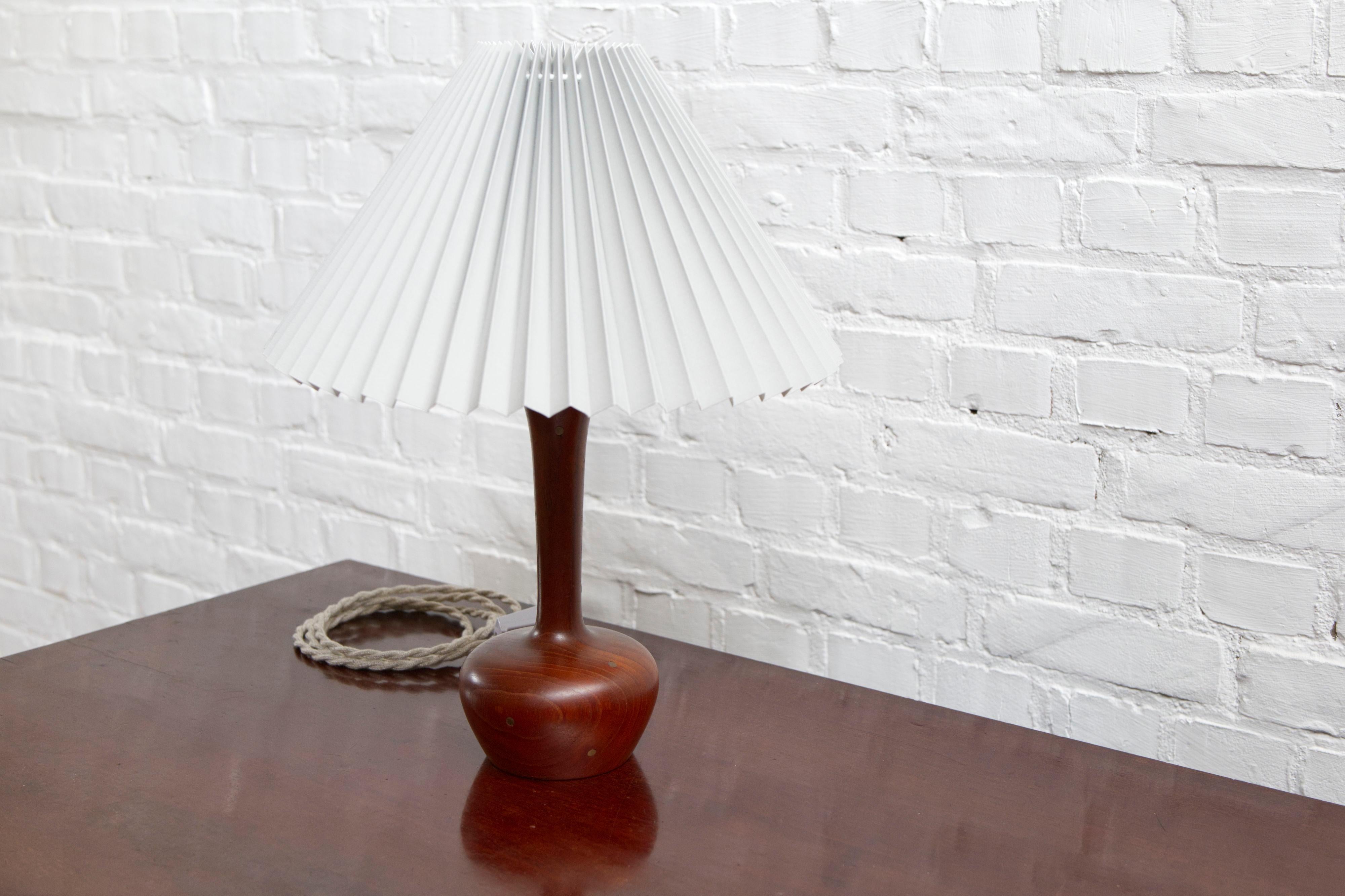 Lampada da tavolo danese della metà del secolo scorso in teak tornito e ottone intarsiato, anni '60 in vendita 2