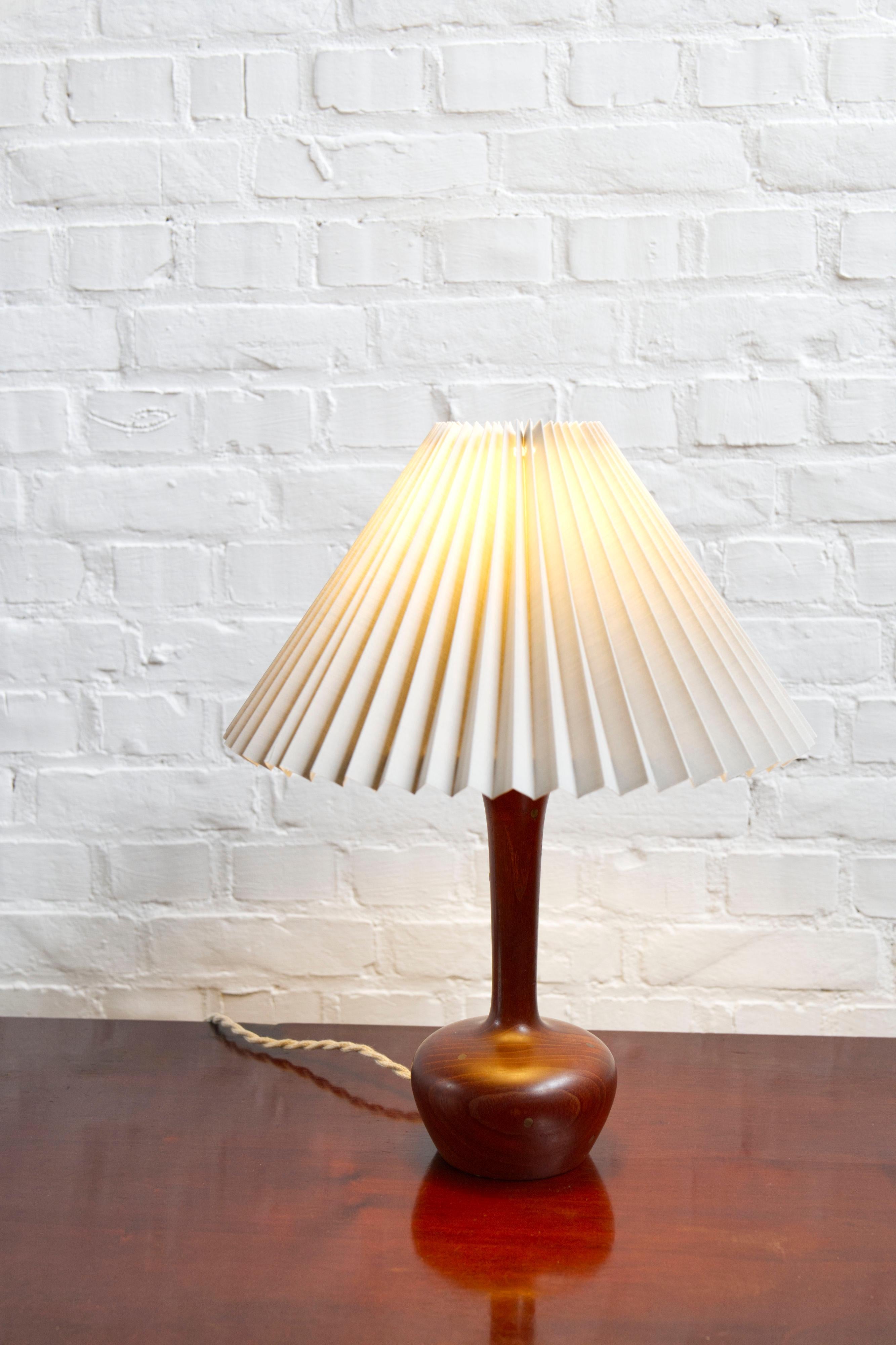 Lampada da tavolo danese della metà del secolo scorso in teak tornito e ottone intarsiato, anni '60 in vendita 3