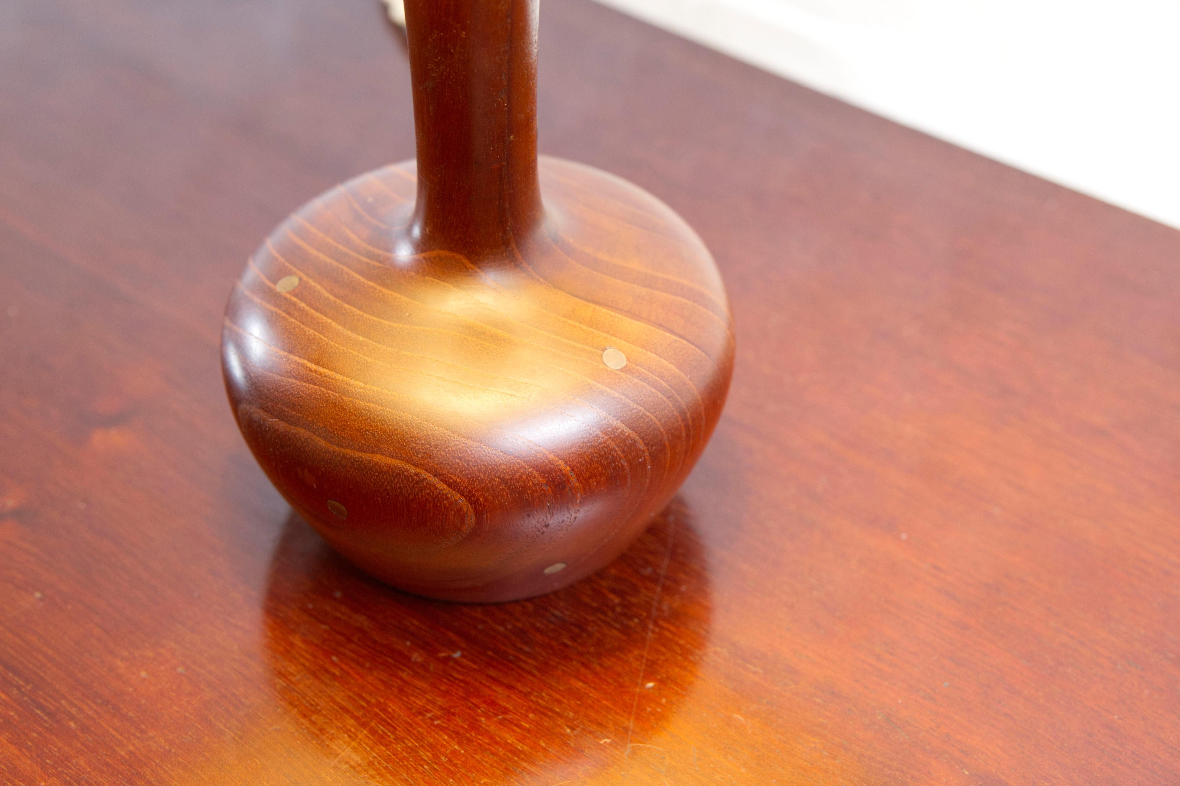 Lampada da tavolo danese della metà del secolo scorso in teak tornito e ottone intarsiato, anni '60 in vendita 4