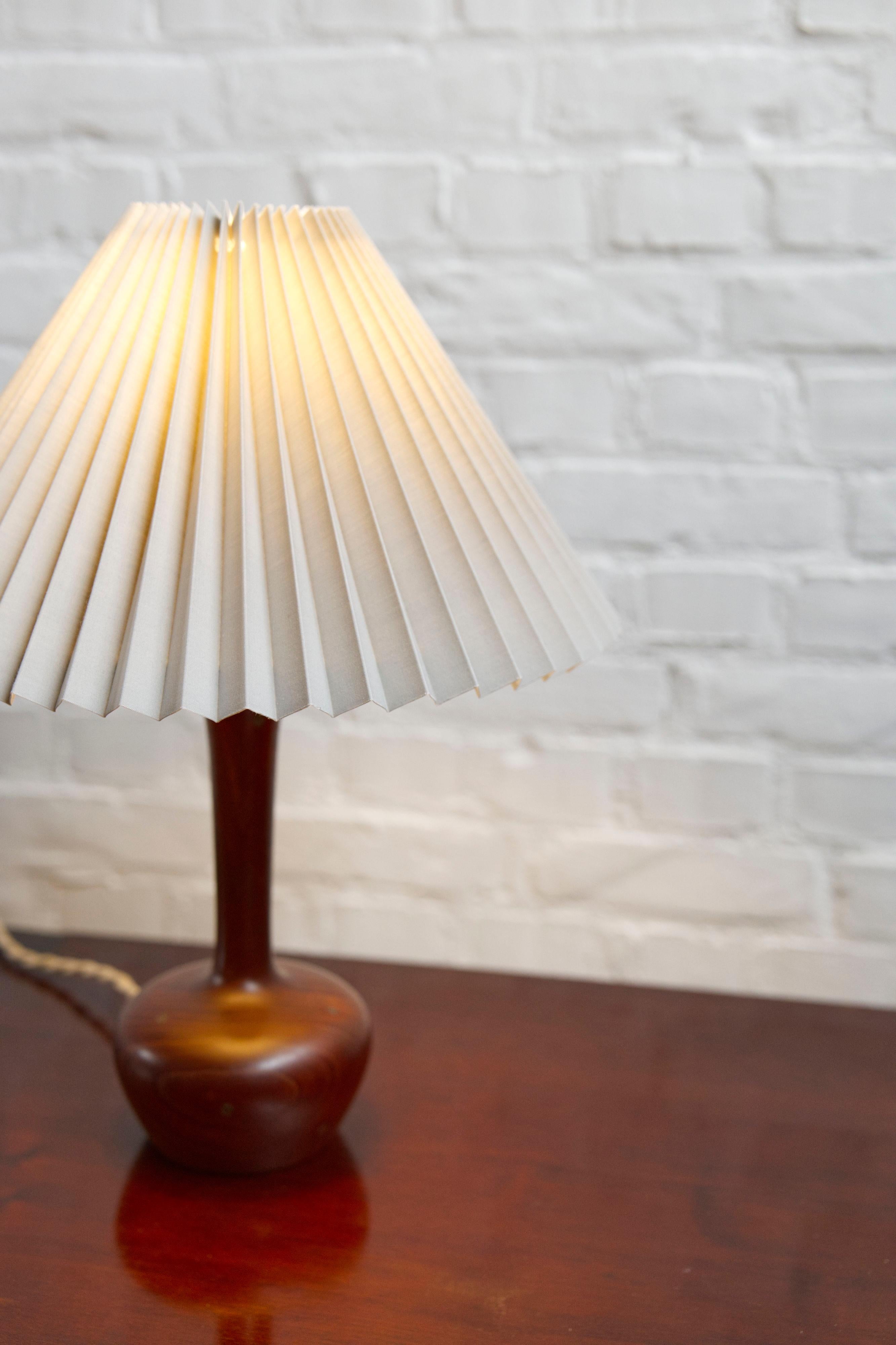 Lampada da tavolo danese della metà del secolo scorso in teak tornito e ottone intarsiato, anni '60 in vendita 6