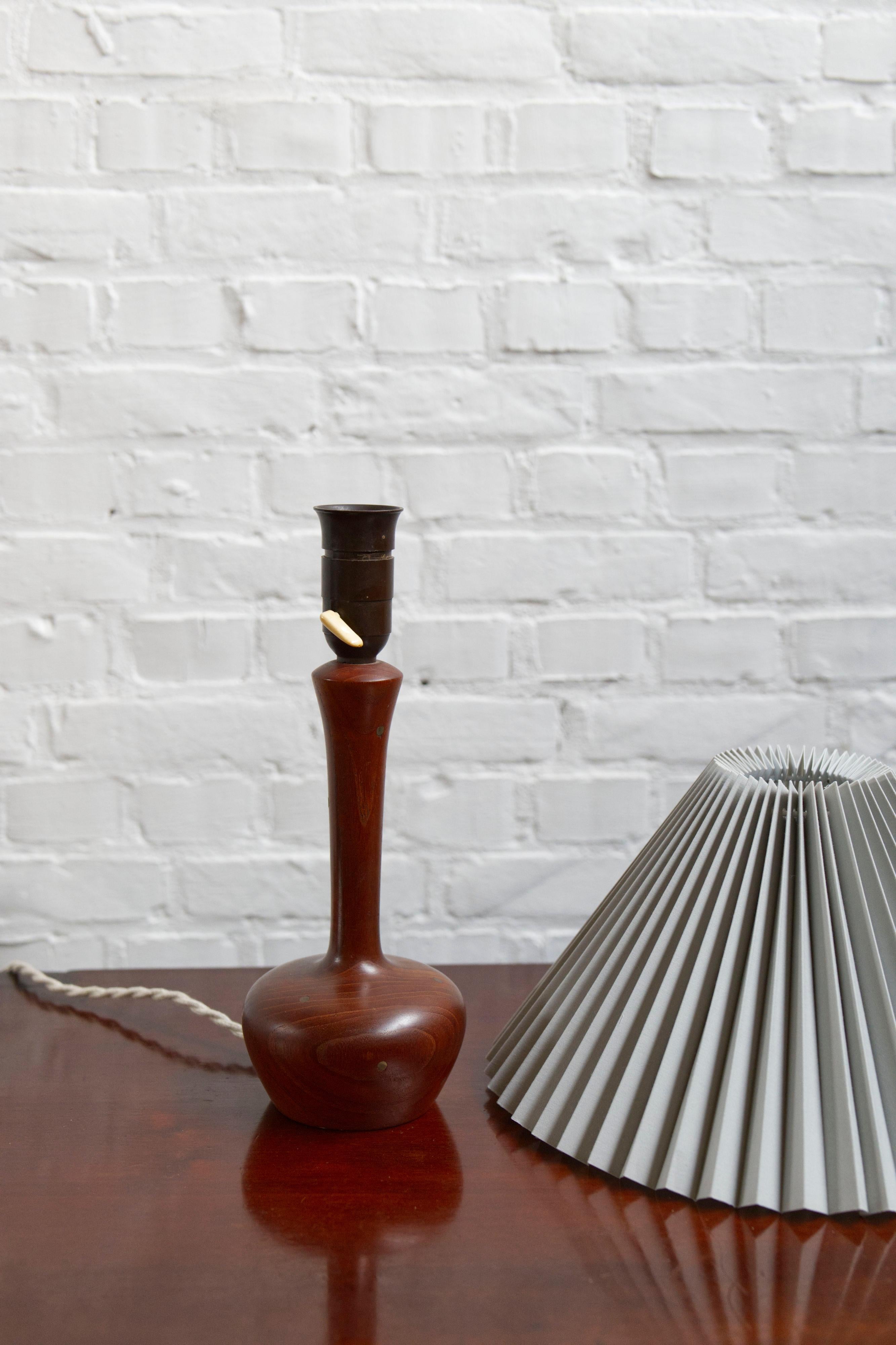 Lampada da tavolo danese della metà del secolo scorso in teak tornito e ottone intarsiato, anni '60 in vendita 7