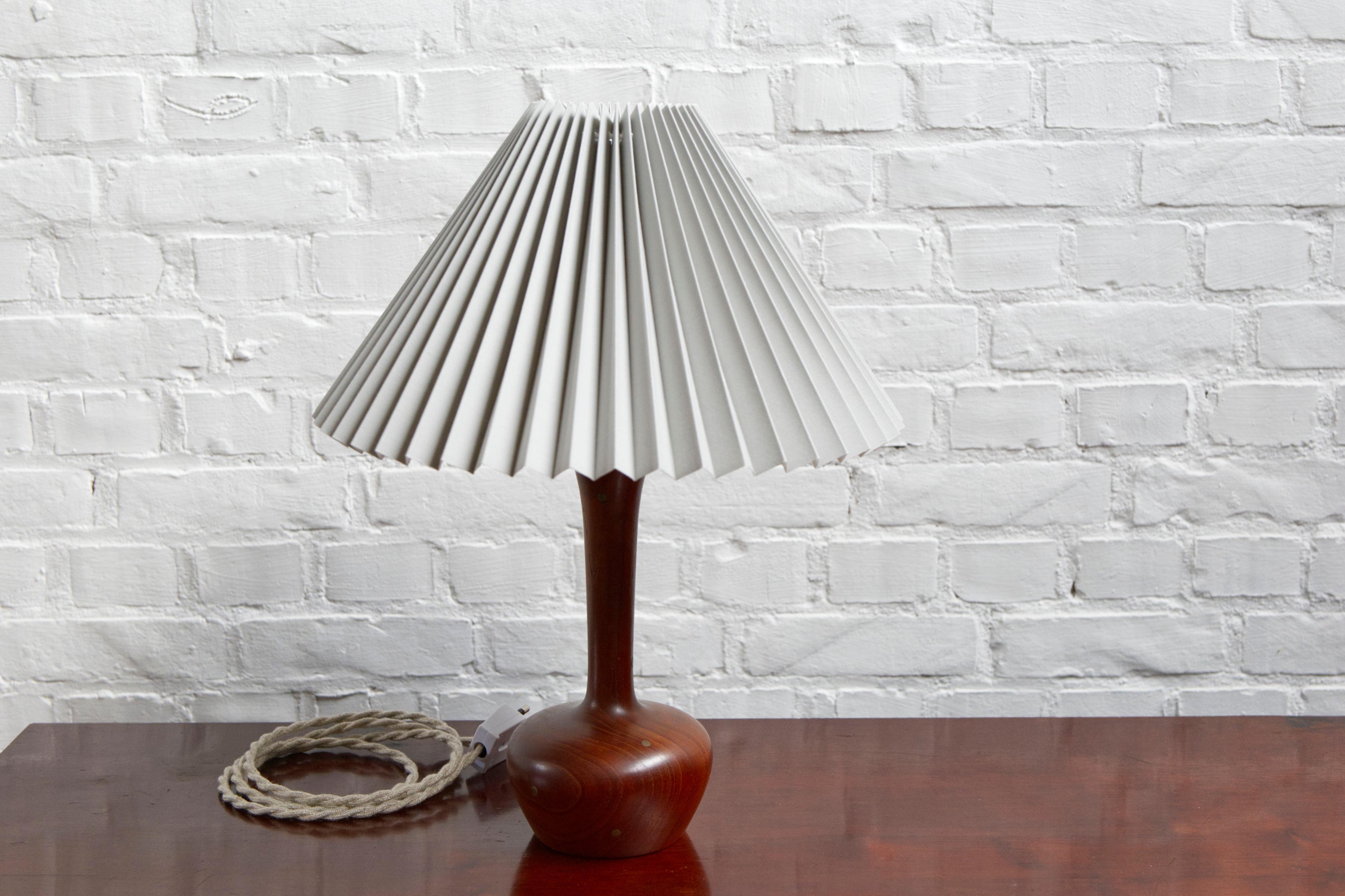Mid-Century moderno Lampada da tavolo danese della metà del secolo scorso in teak tornito e ottone intarsiato, anni '60 in vendita