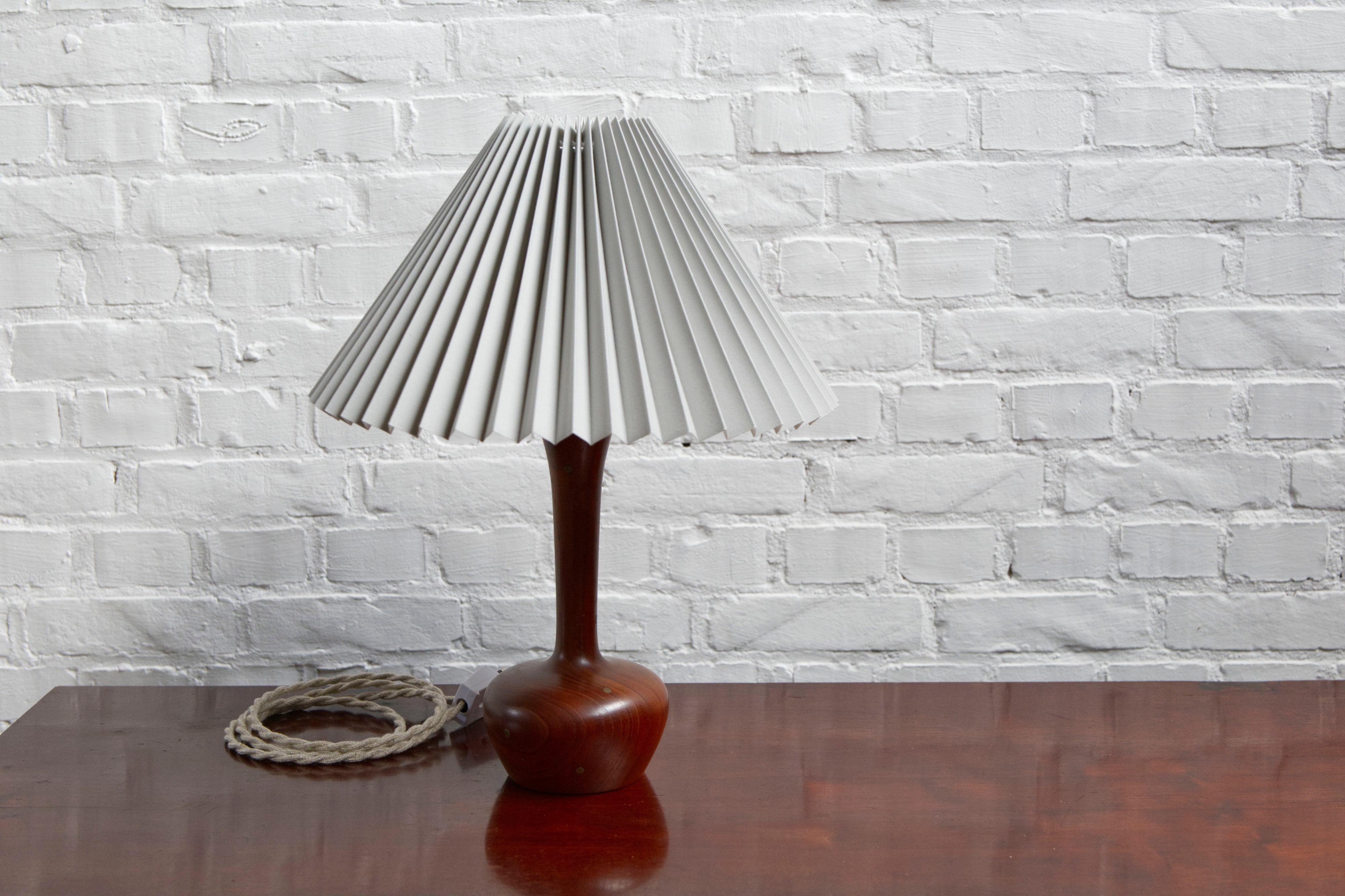 Danese Lampada da tavolo danese della metà del secolo scorso in teak tornito e ottone intarsiato, anni '60 in vendita