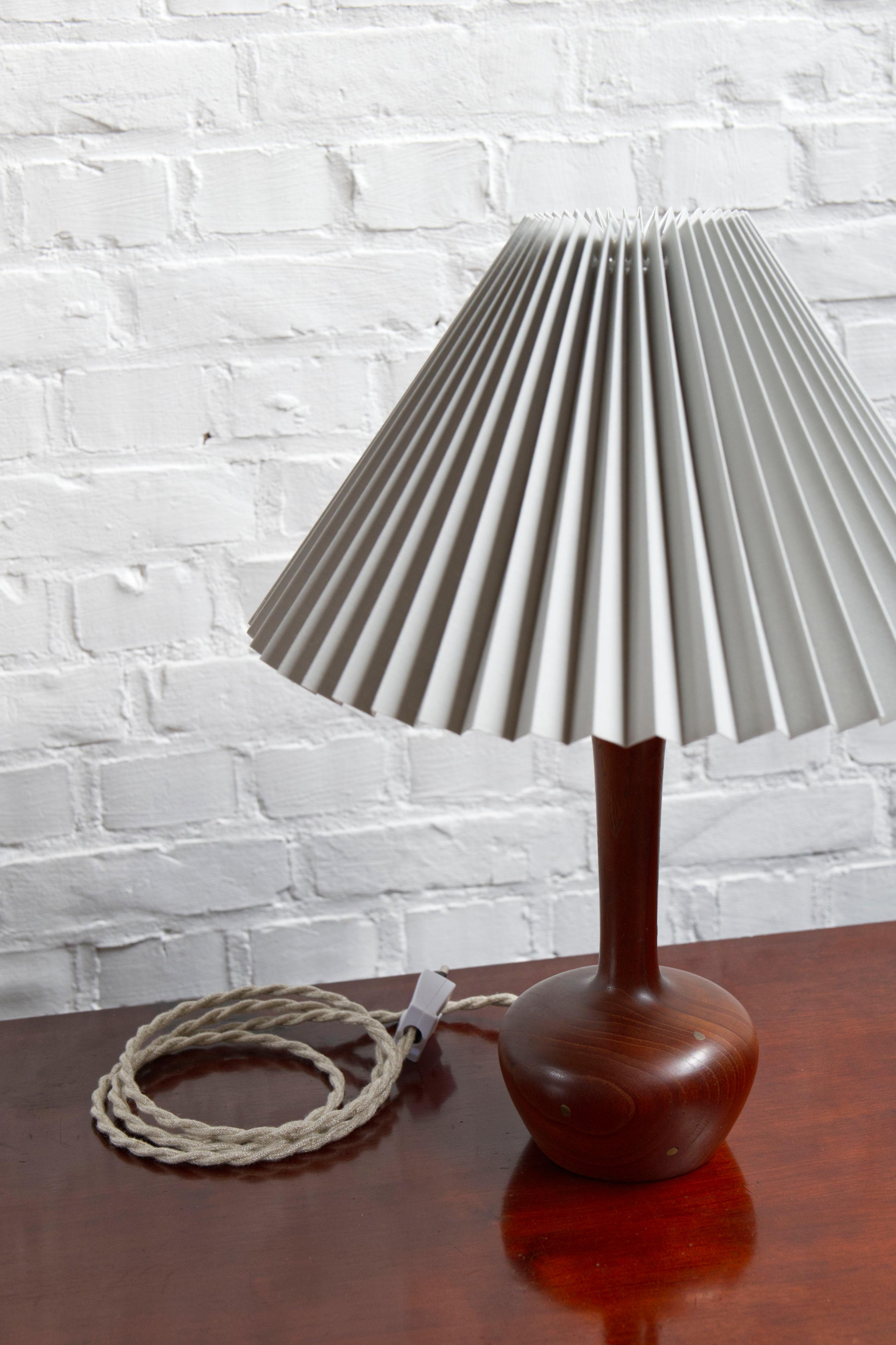 Intarsio Lampada da tavolo danese della metà del secolo scorso in teak tornito e ottone intarsiato, anni '60 in vendita
