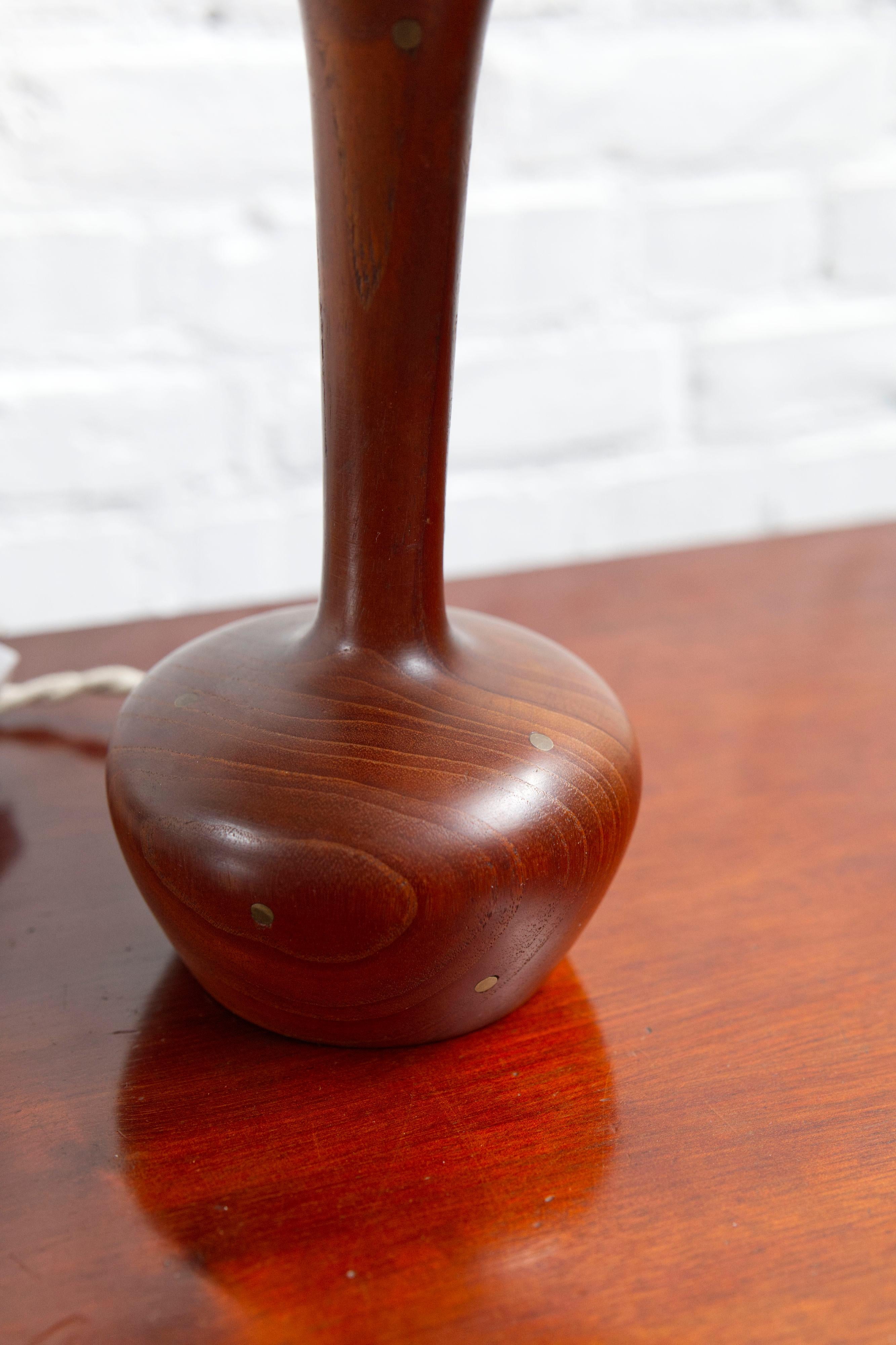 Lampada da tavolo danese della metà del secolo scorso in teak tornito e ottone intarsiato, anni '60 In condizioni buone in vendita a Balen, BE
