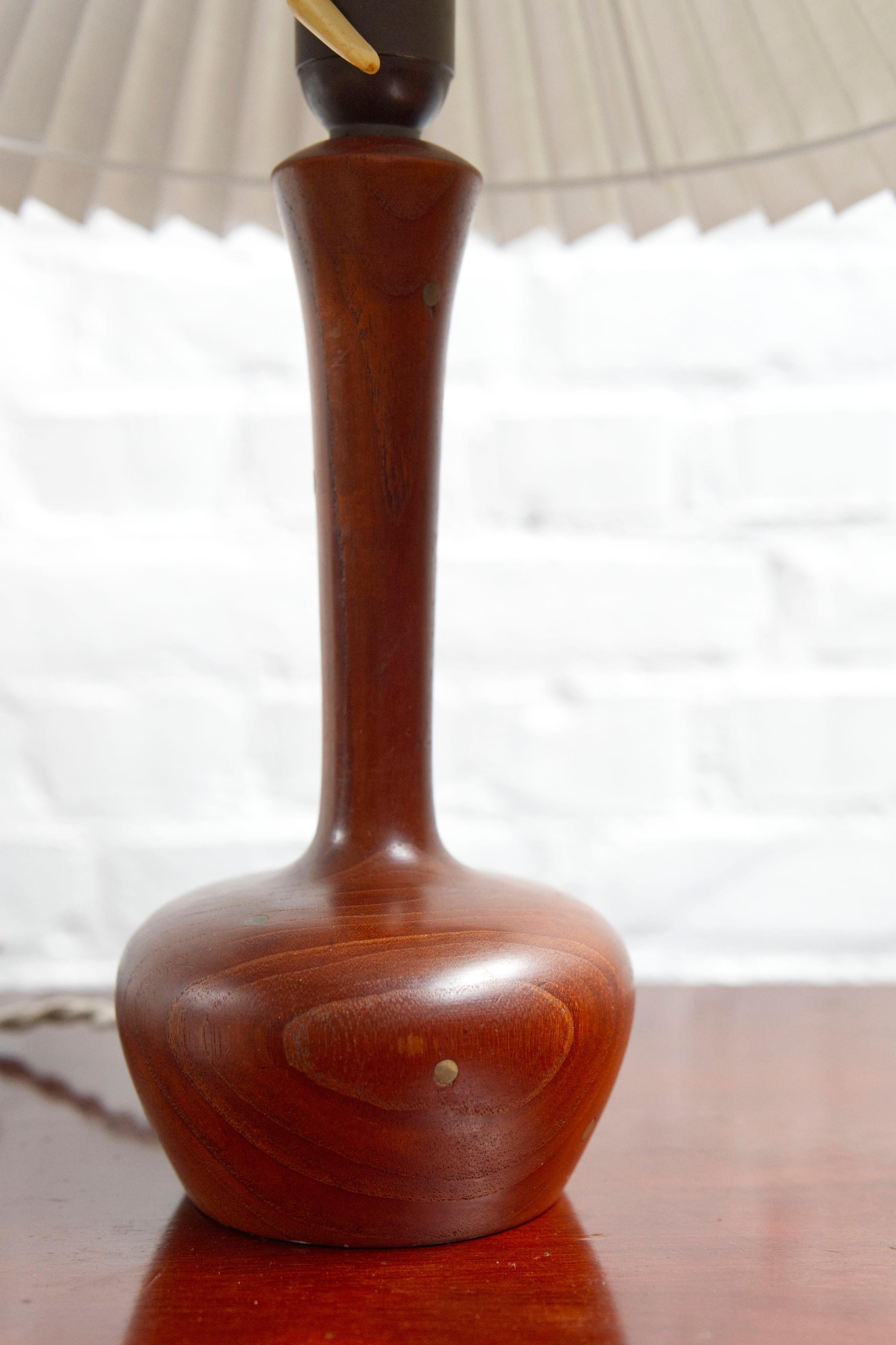 Metà XX secolo Lampada da tavolo danese della metà del secolo scorso in teak tornito e ottone intarsiato, anni '60 in vendita