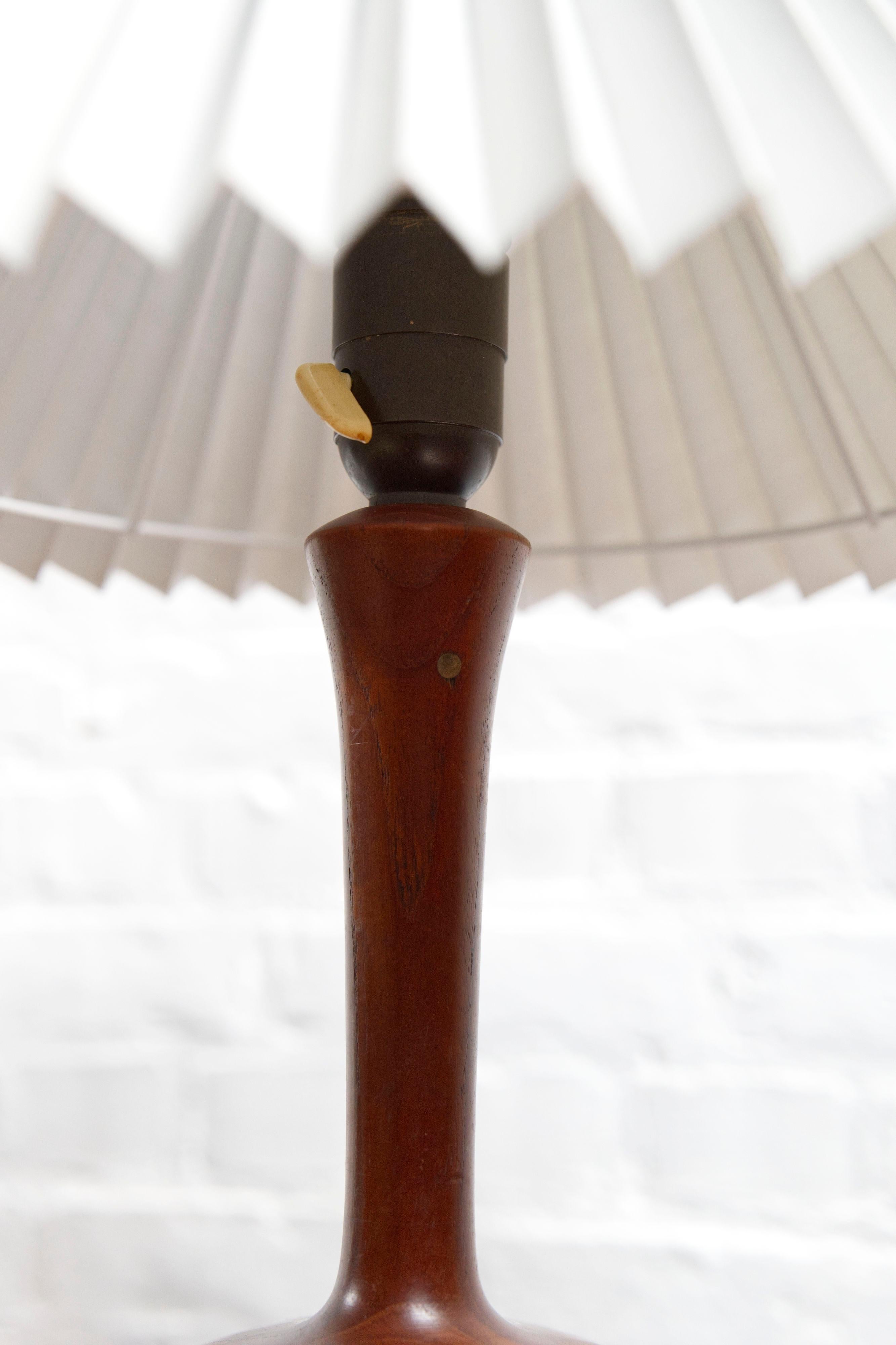 Ottone Lampada da tavolo danese della metà del secolo scorso in teak tornito e ottone intarsiato, anni '60 in vendita
