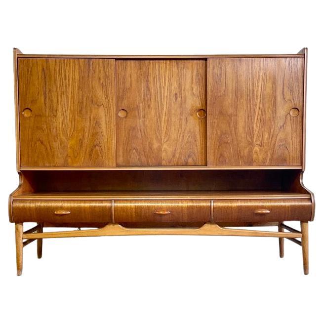 Credenza alta o buffet danese del Mid Century Modern