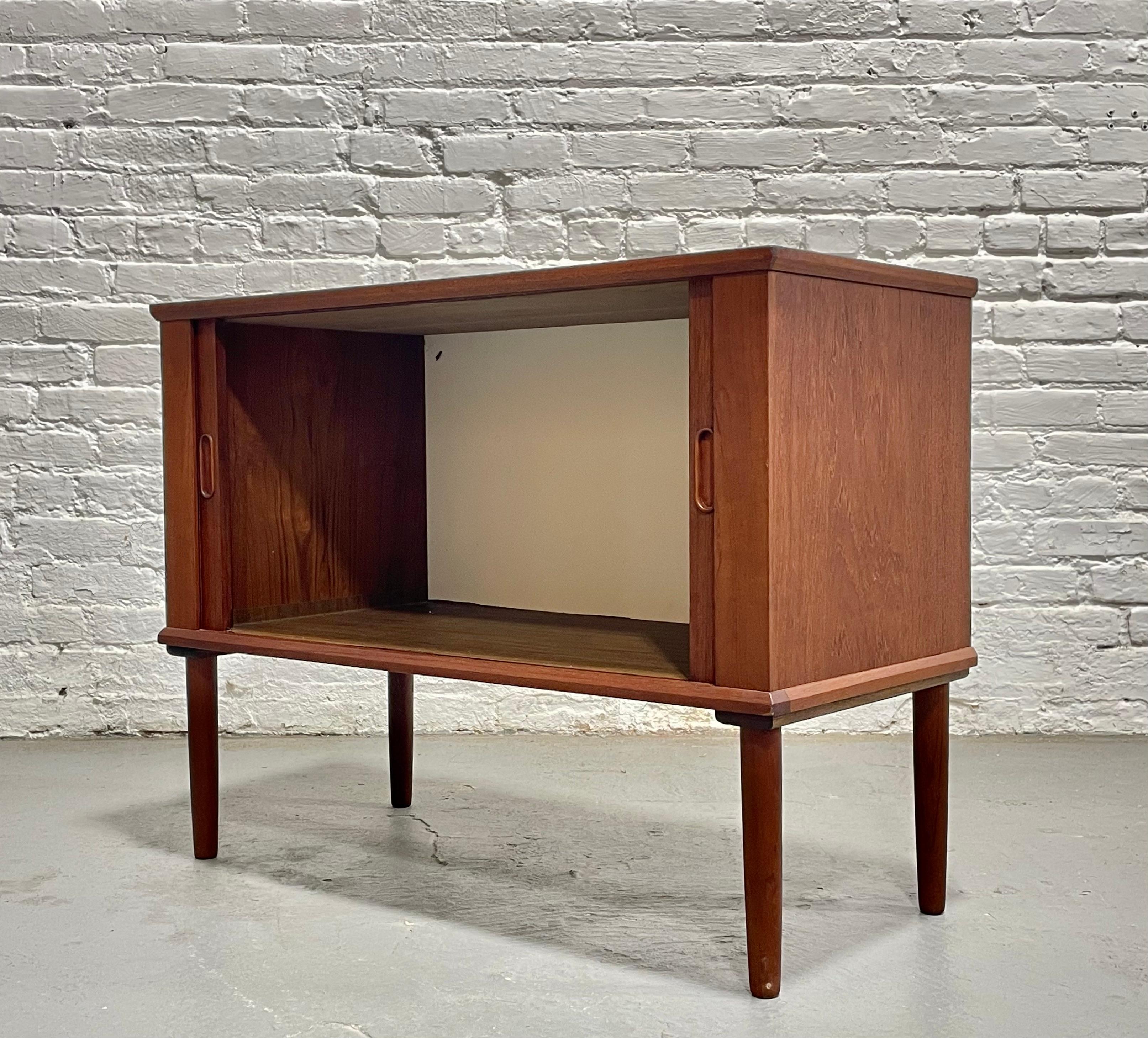 DANISH Mid Century MODERN Credenza con anta a tamburo / Deposito per dischi in vinile in vendita 4