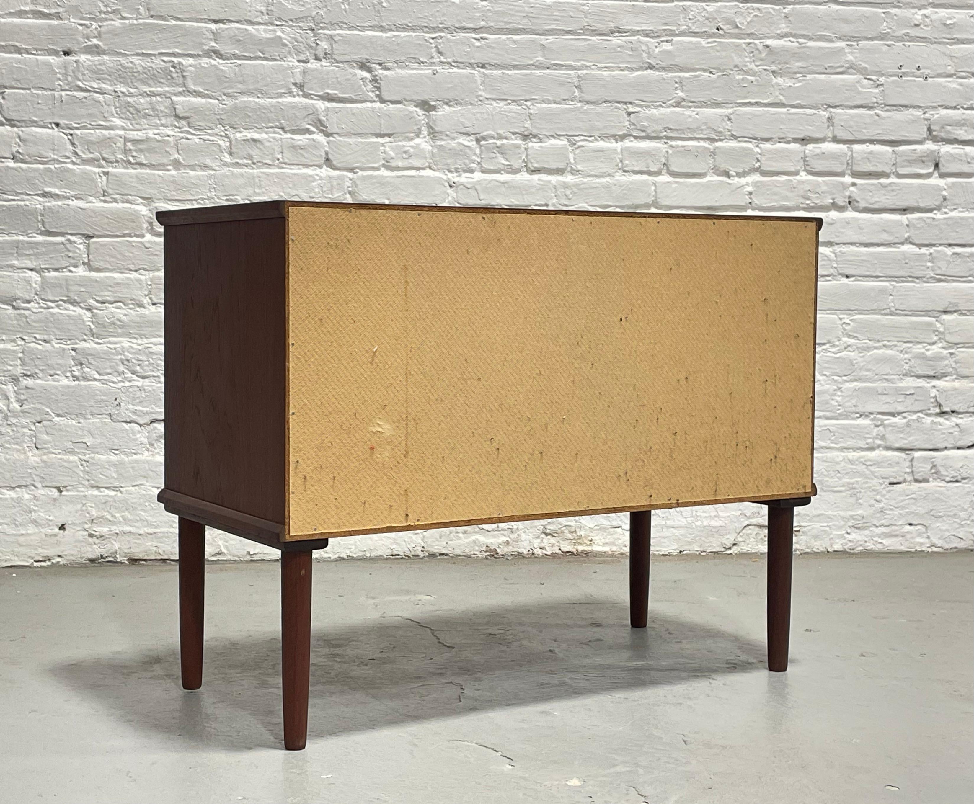 DANISH Mid Century MODERN Credenza con anta a tamburo / Deposito per dischi in vinile in vendita 5