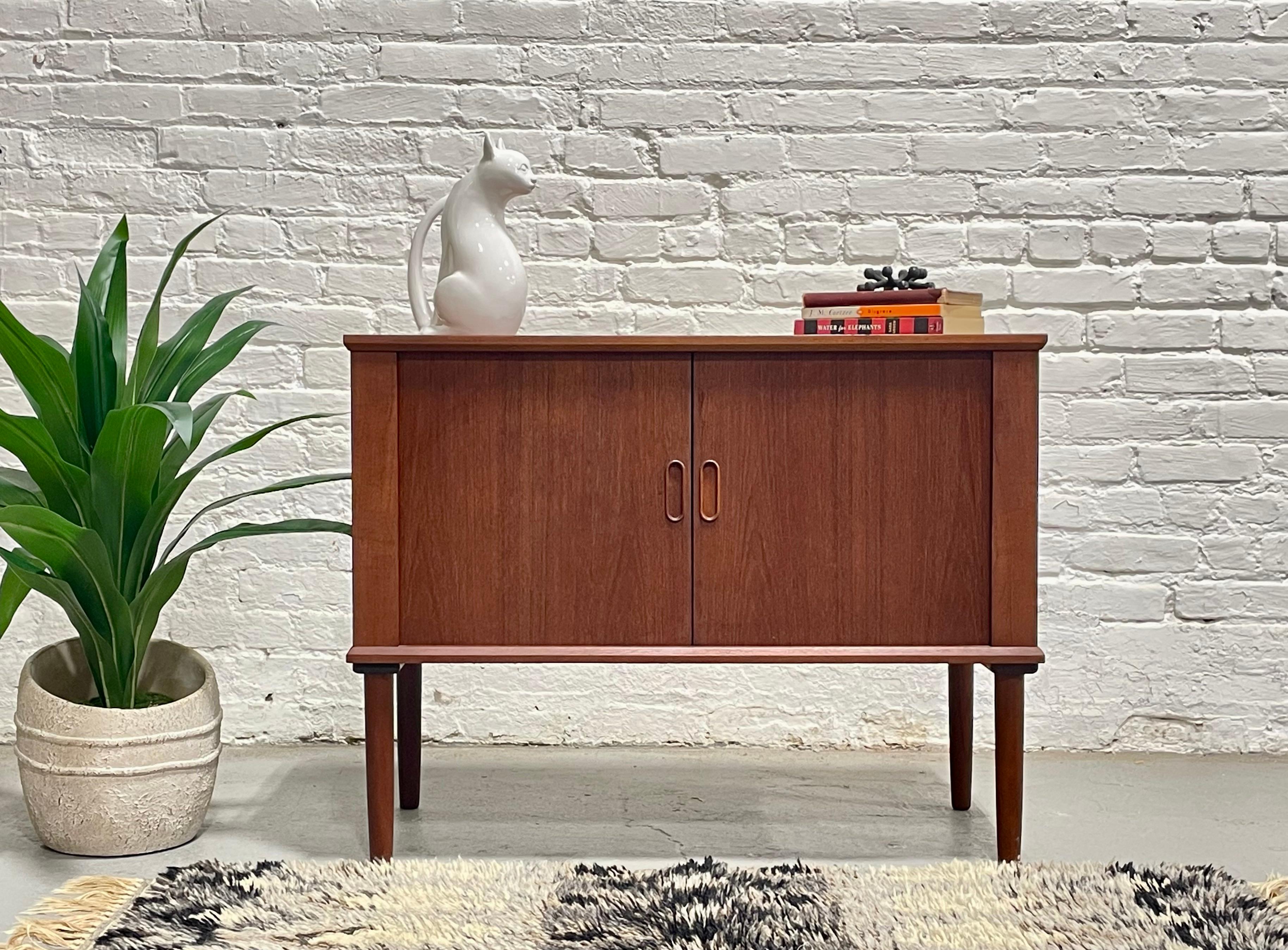 Porta a tamburo in teak danese del Mid Century Modern JR. Credenza/armadio in vinile, anni '60 circa. Questa bellezza è caratterizzata da perfette ante a tamburo che si aprono/chiudono senza soluzione di continuità. Sebbene sia piccolo e piuttosto