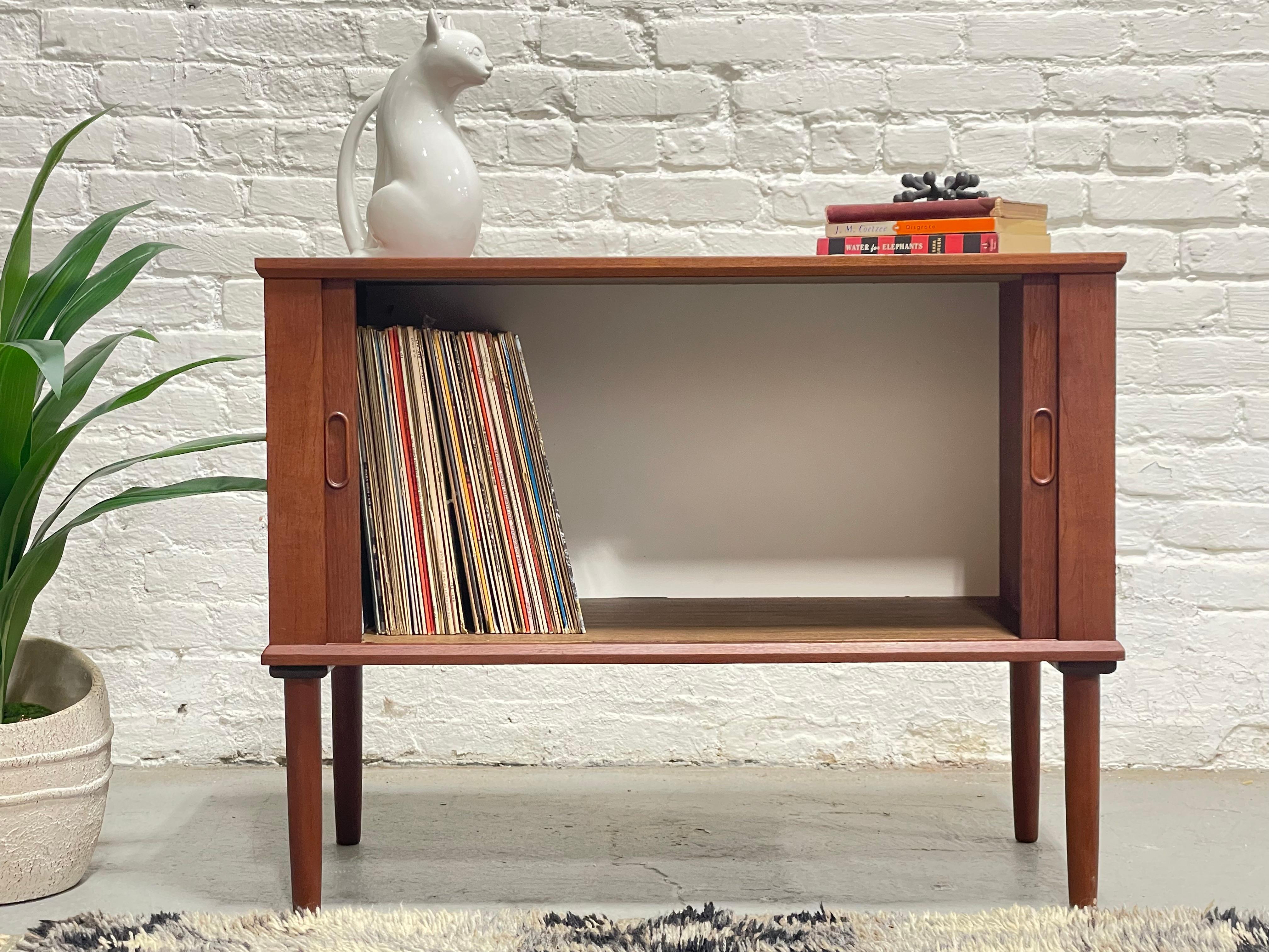DANISH Mid Century MODERN Credenza con anta a tamburo / Deposito per dischi in vinile In condizioni buone in vendita a Weehawken, NJ
