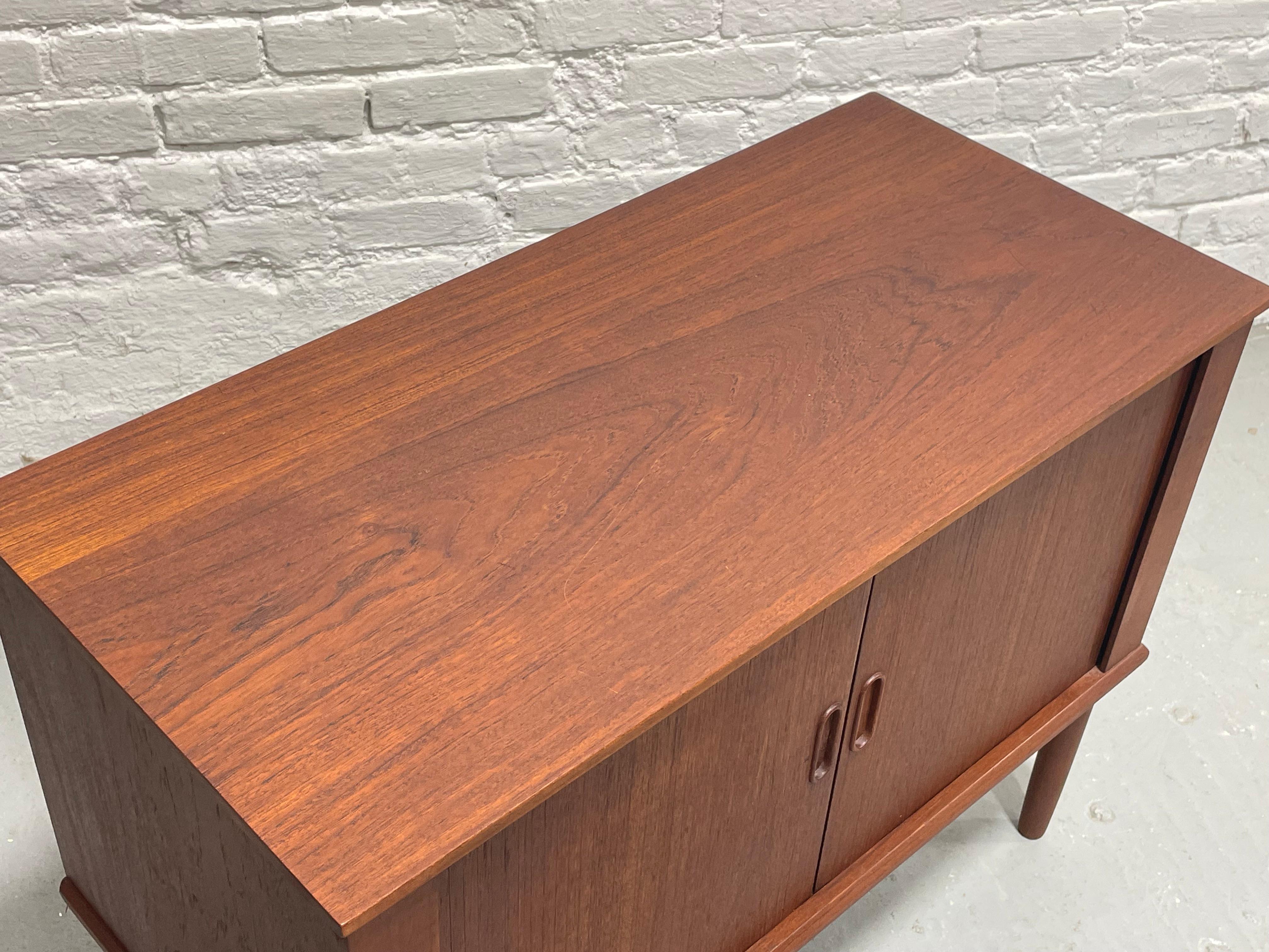 Teak DANISH Mid Century MODERN Credenza con anta a tamburo / Deposito per dischi in vinile in vendita