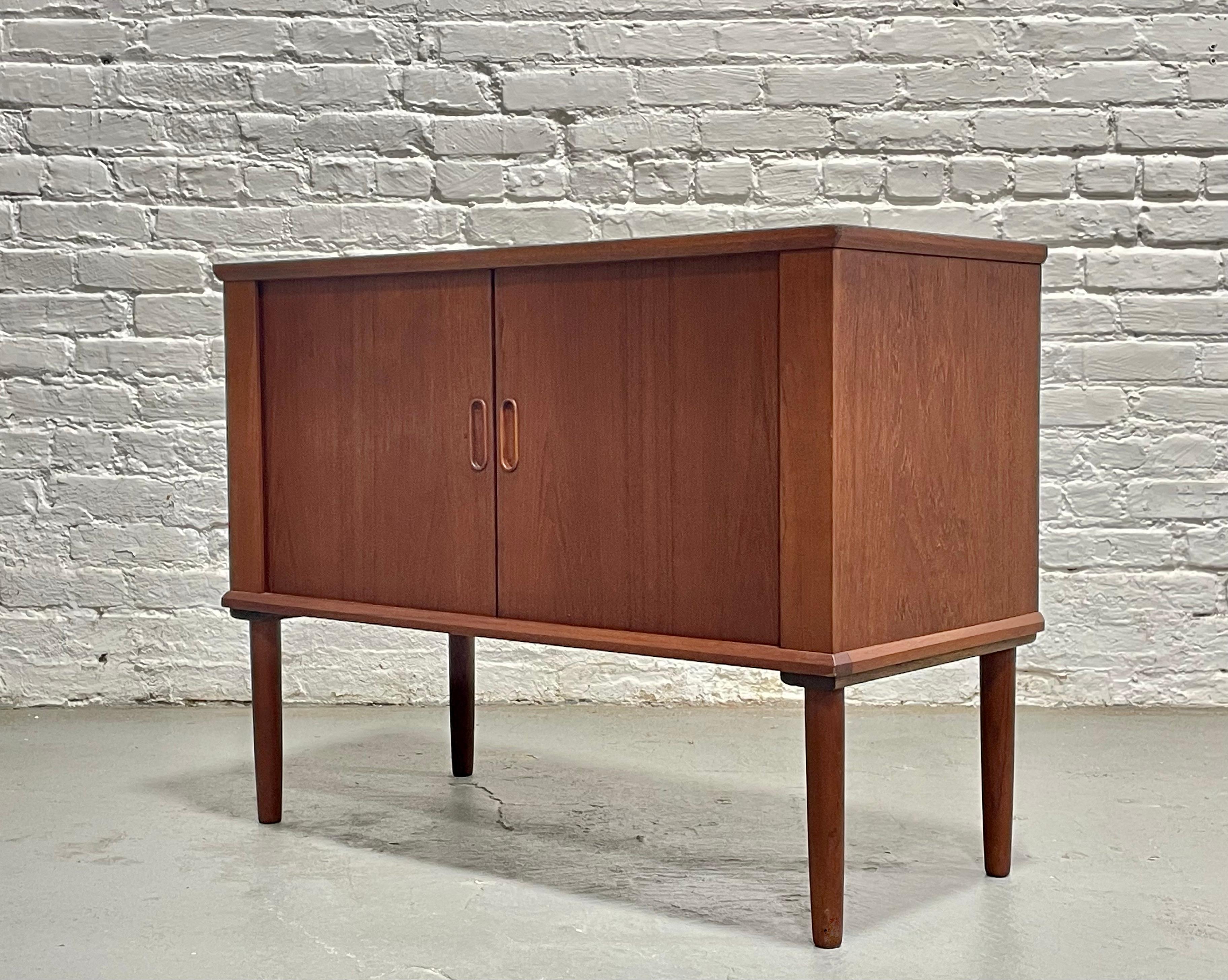DANISH Mid Century MODERN Credenza con anta a tamburo / Deposito per dischi in vinile in vendita 1