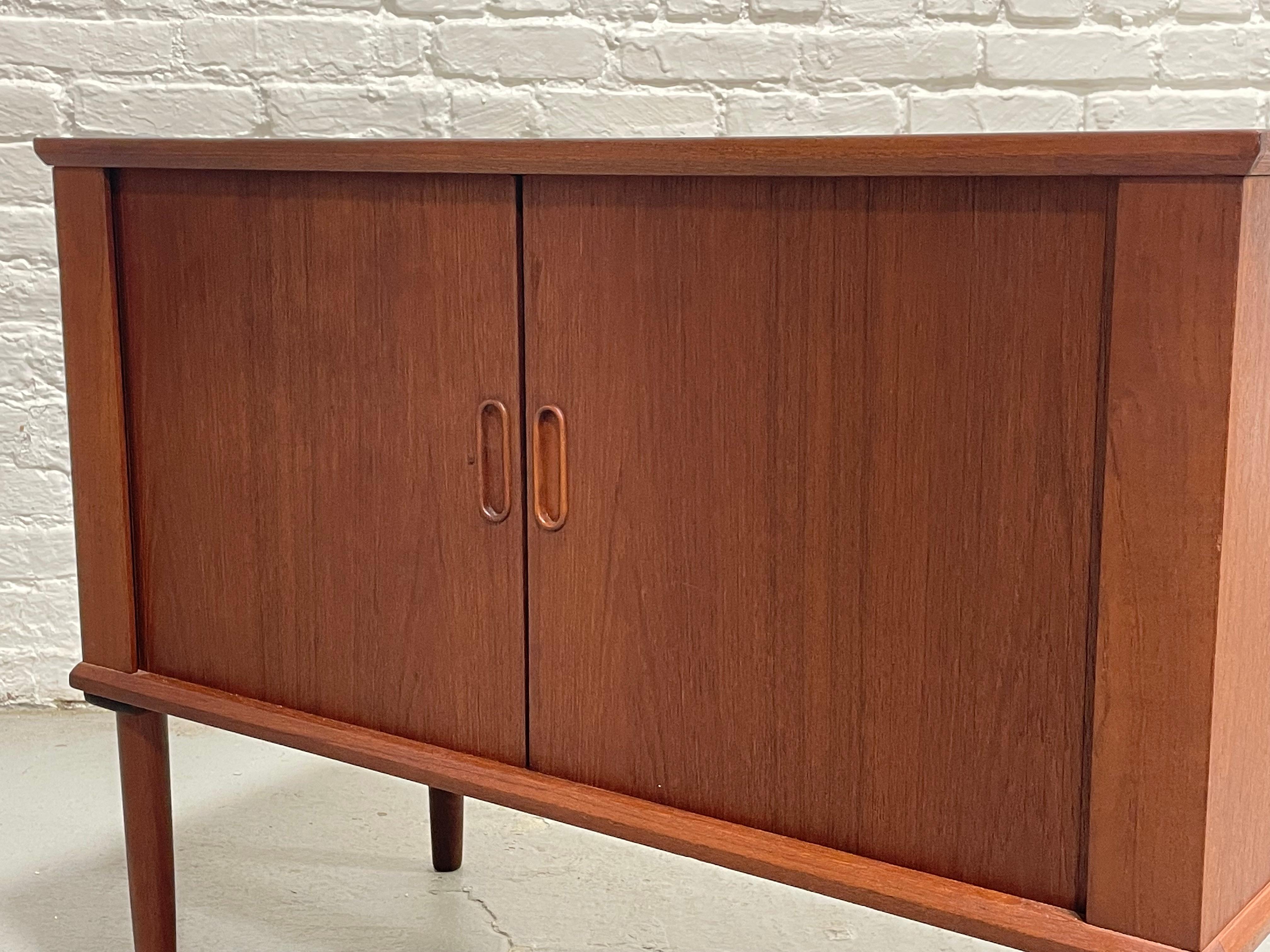 DANISH Mid Century MODERN Credenza con anta a tamburo / Deposito per dischi in vinile in vendita 2