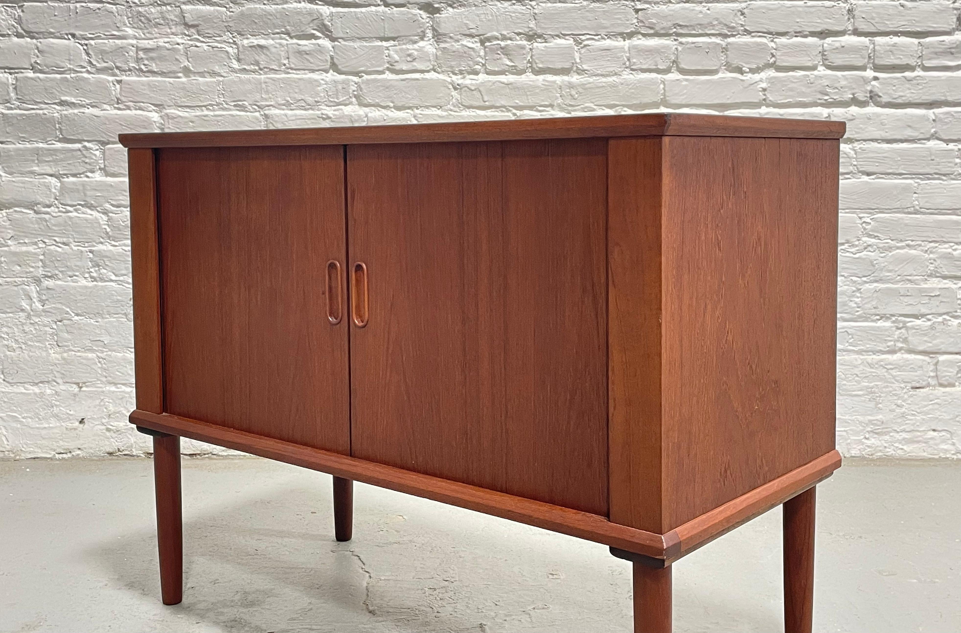 DANISH Mid Century MODERN Credenza con anta a tamburo / Deposito per dischi in vinile in vendita 3