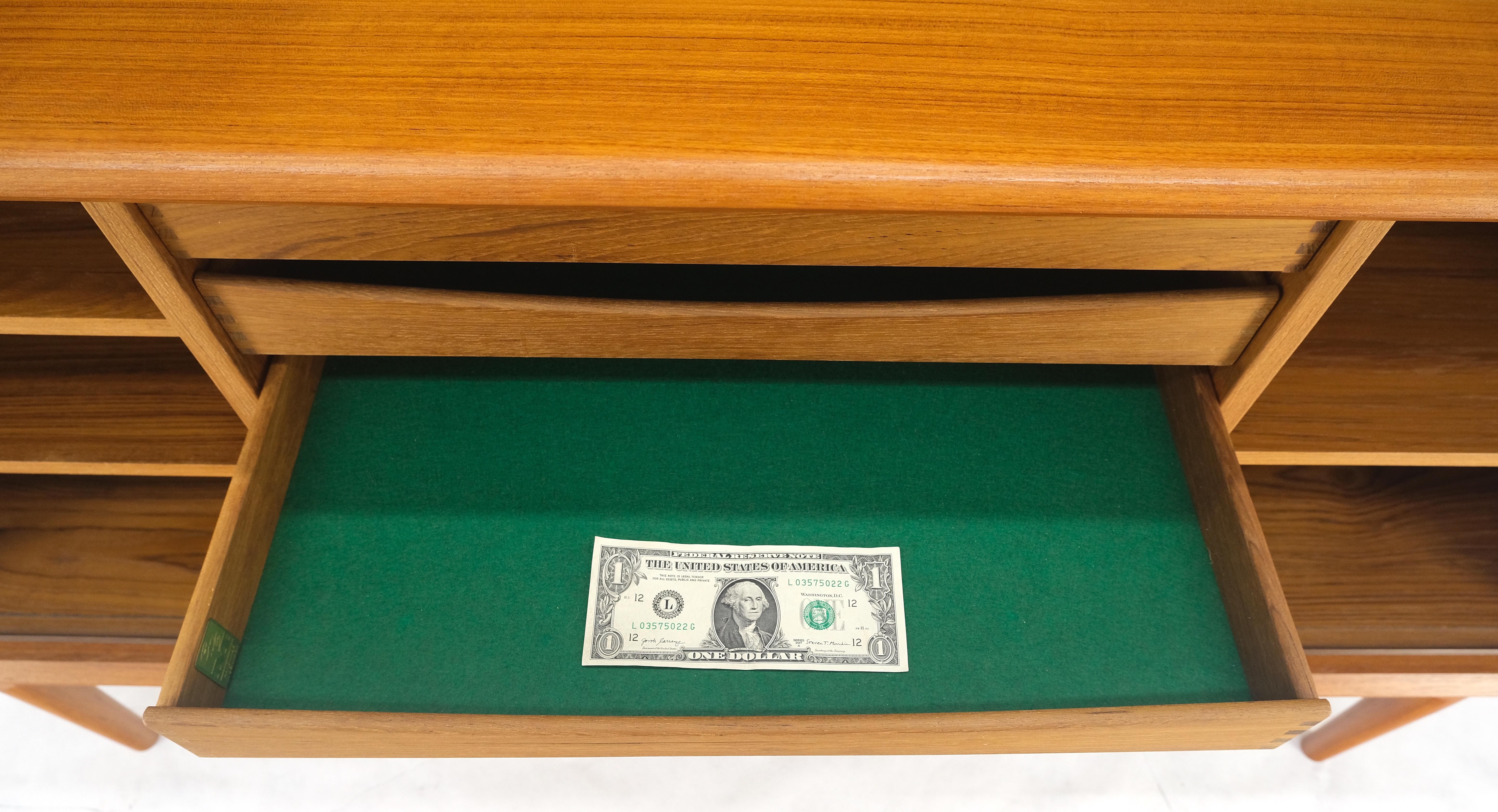 Credenza danesa moderna de mediados de siglo con puerta de tambor y conejera MINT Cápsula del tiempo en venta 11
