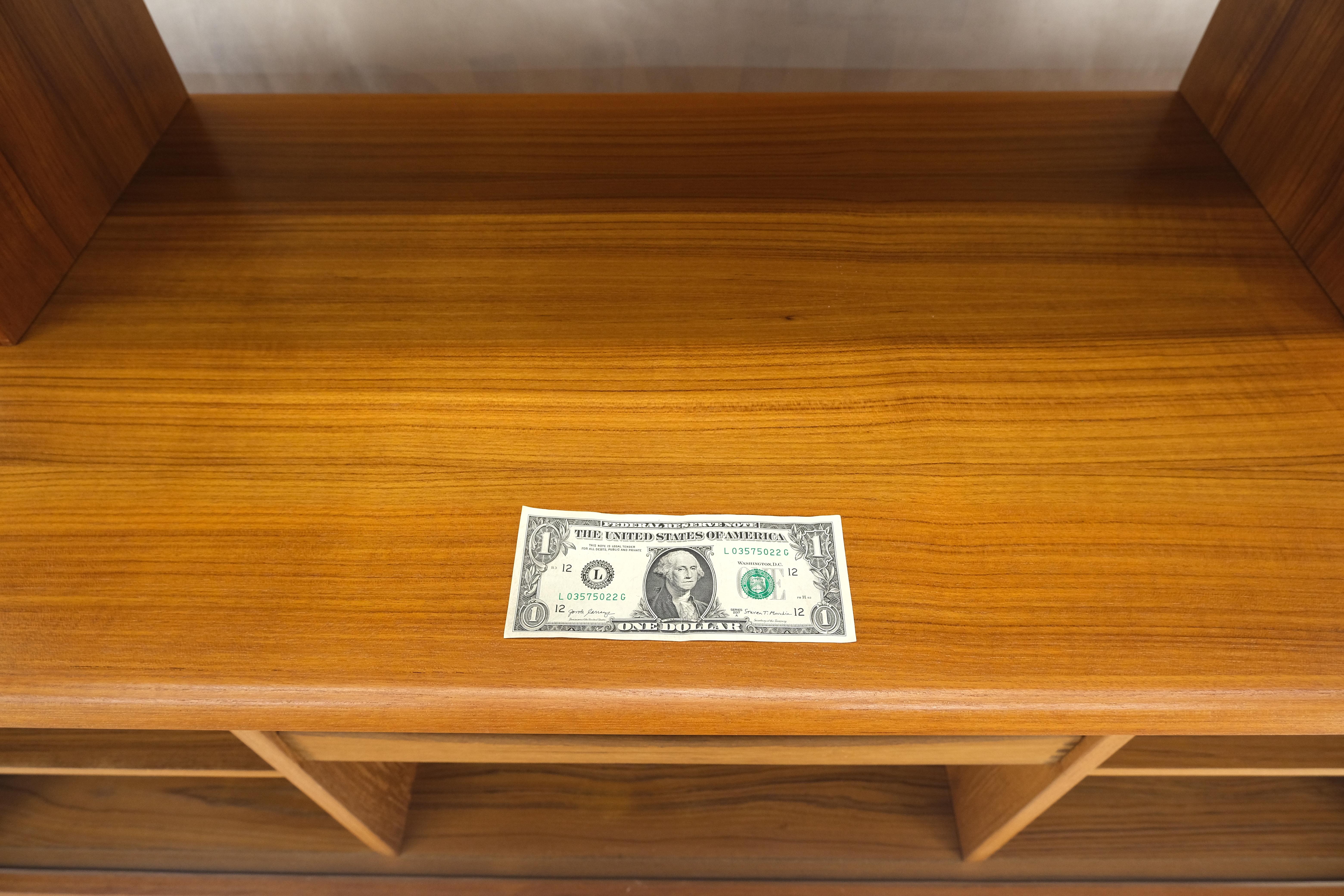 Credenza danesa moderna de mediados de siglo con puerta de tambor y conejera MINT Cápsula del tiempo en venta 12
