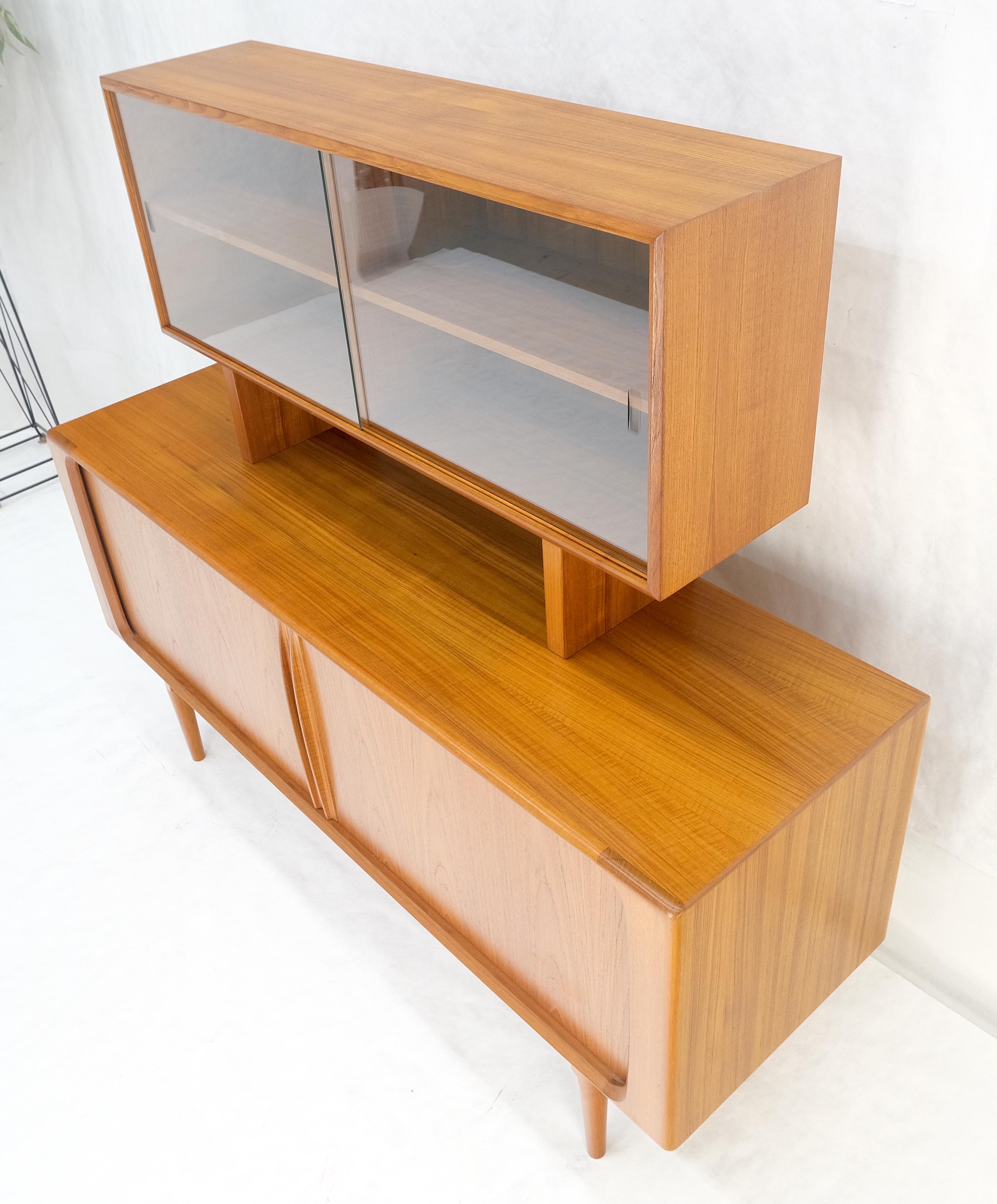 Credenza danesa moderna de mediados de siglo con puerta de tambor y conejera MINT Cápsula del tiempo Teca en venta