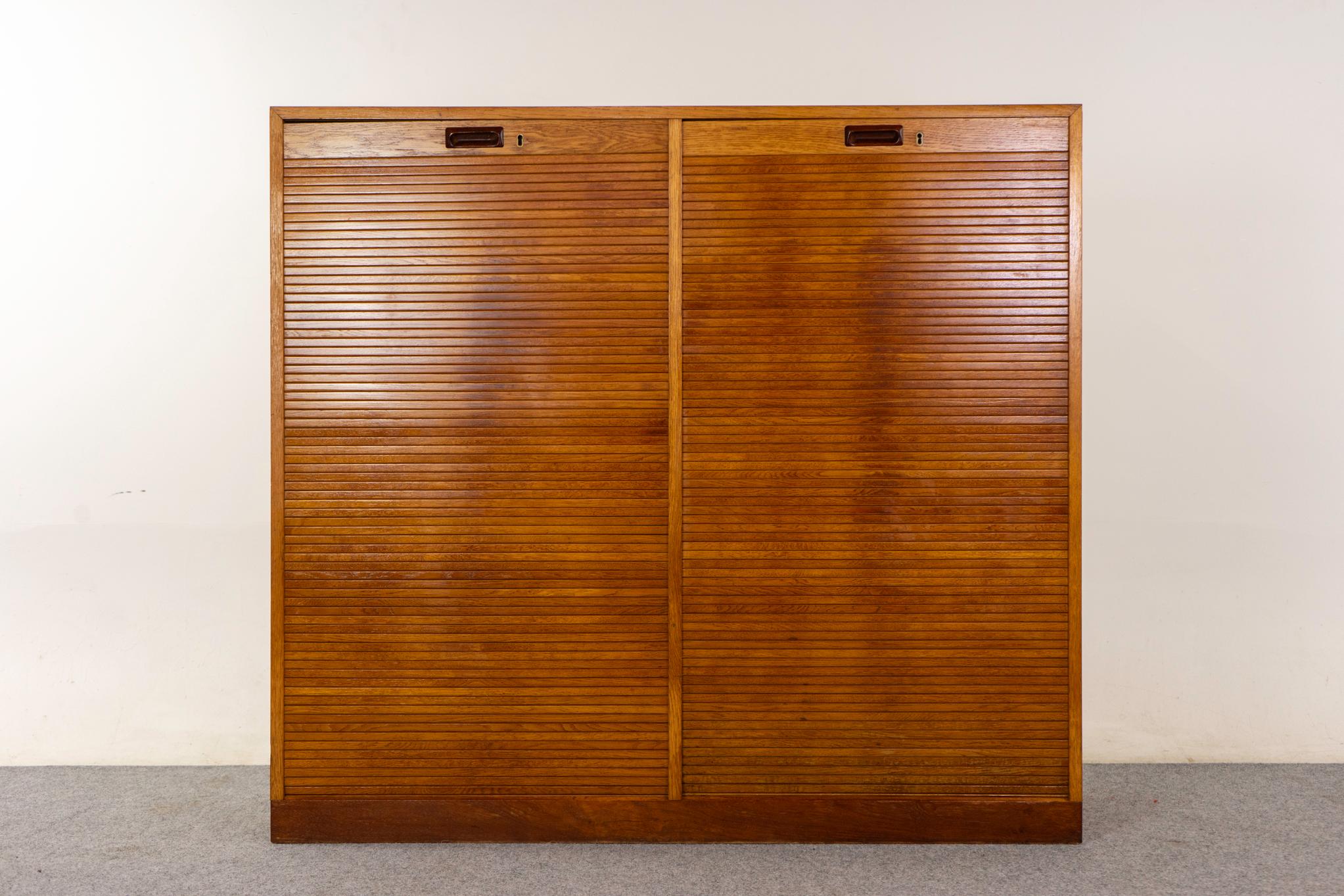 Schedario danese in Oak, anni '60 circa. Armadio per cartelle a doppia anta con ripiani regolabili e sistema di archiviazione per cartelle sospese estraibile.

Oggetto non restaurato con possibilità di acquisto in condizioni restaurate con un
