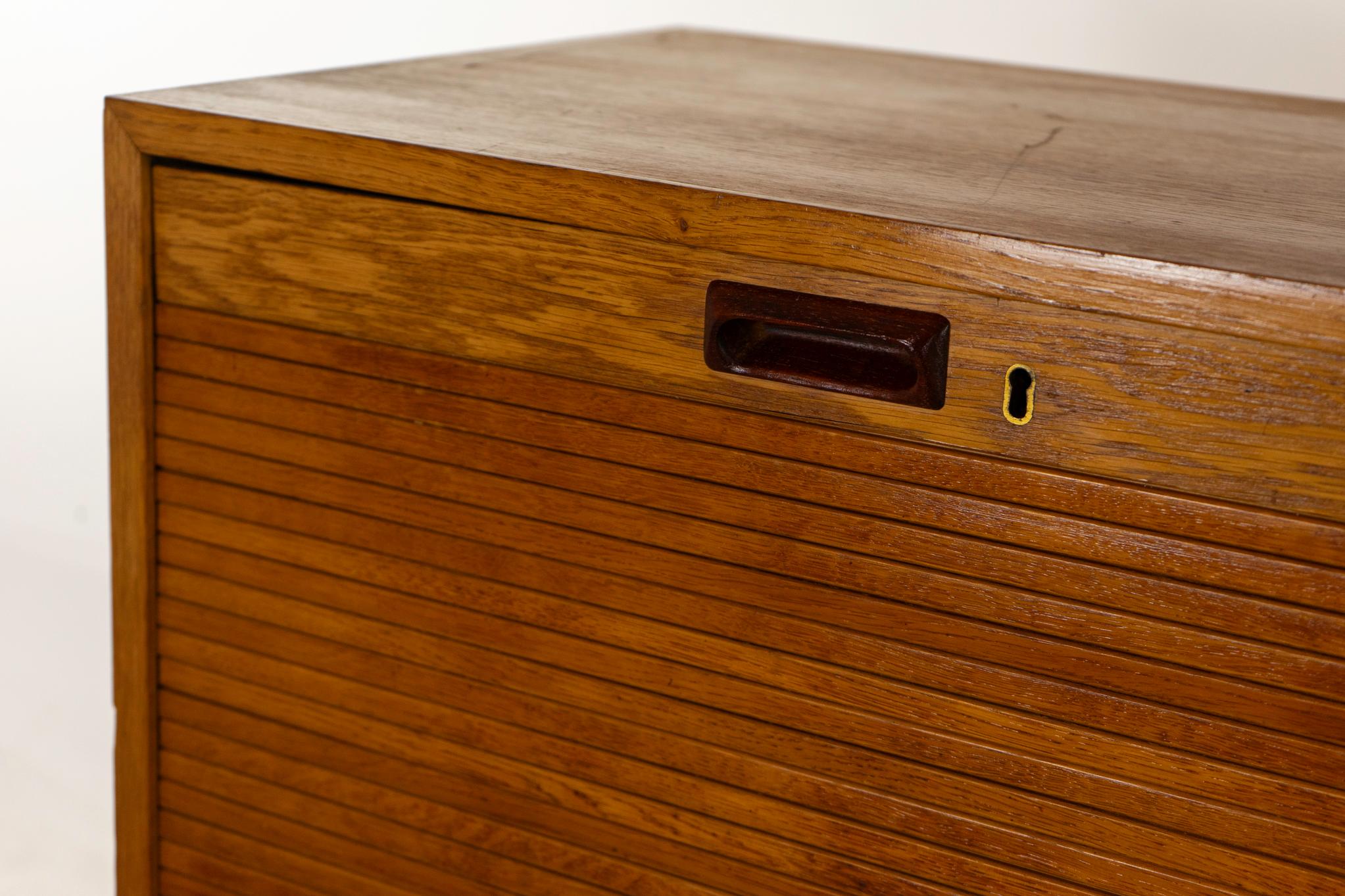 Scandinavo moderno Archivio danese di metà secolo moderno con ante a tamburo in Oak in vendita