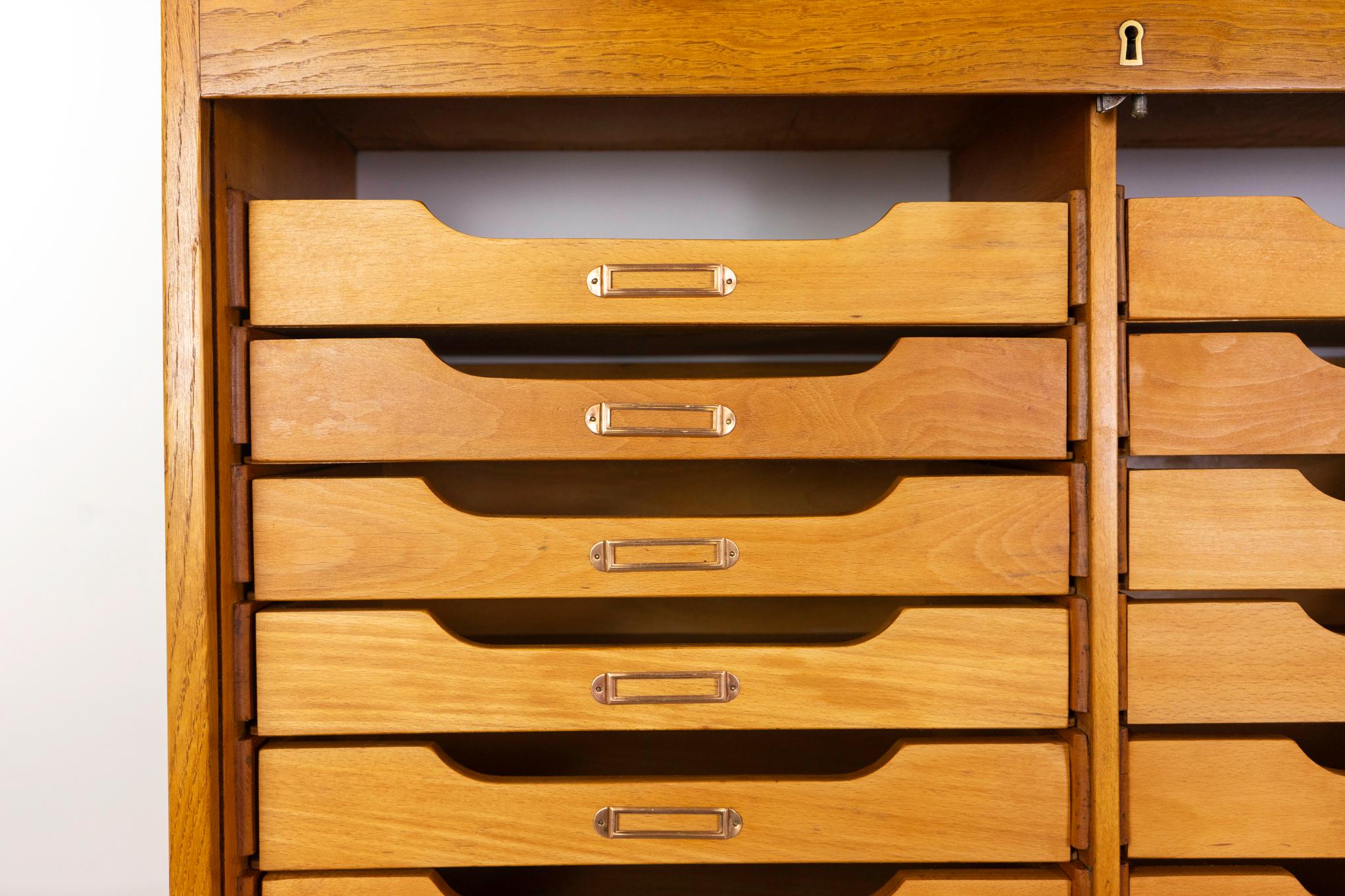 Scandinavo moderno Archivio danese di metà secolo moderno con ante a tamburo in Oak in vendita