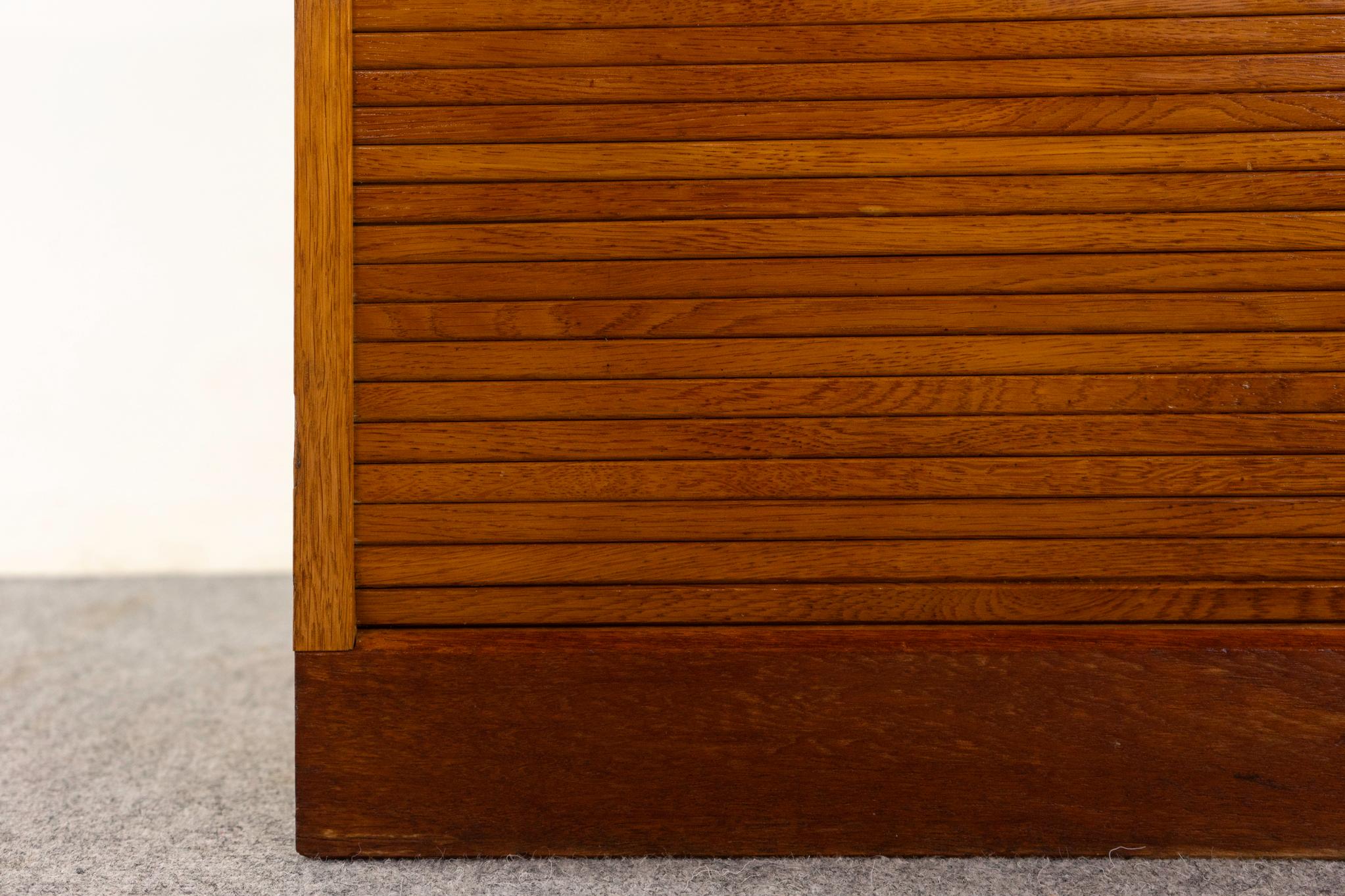 Danese Archivio danese di metà secolo moderno con ante a tamburo in Oak in vendita