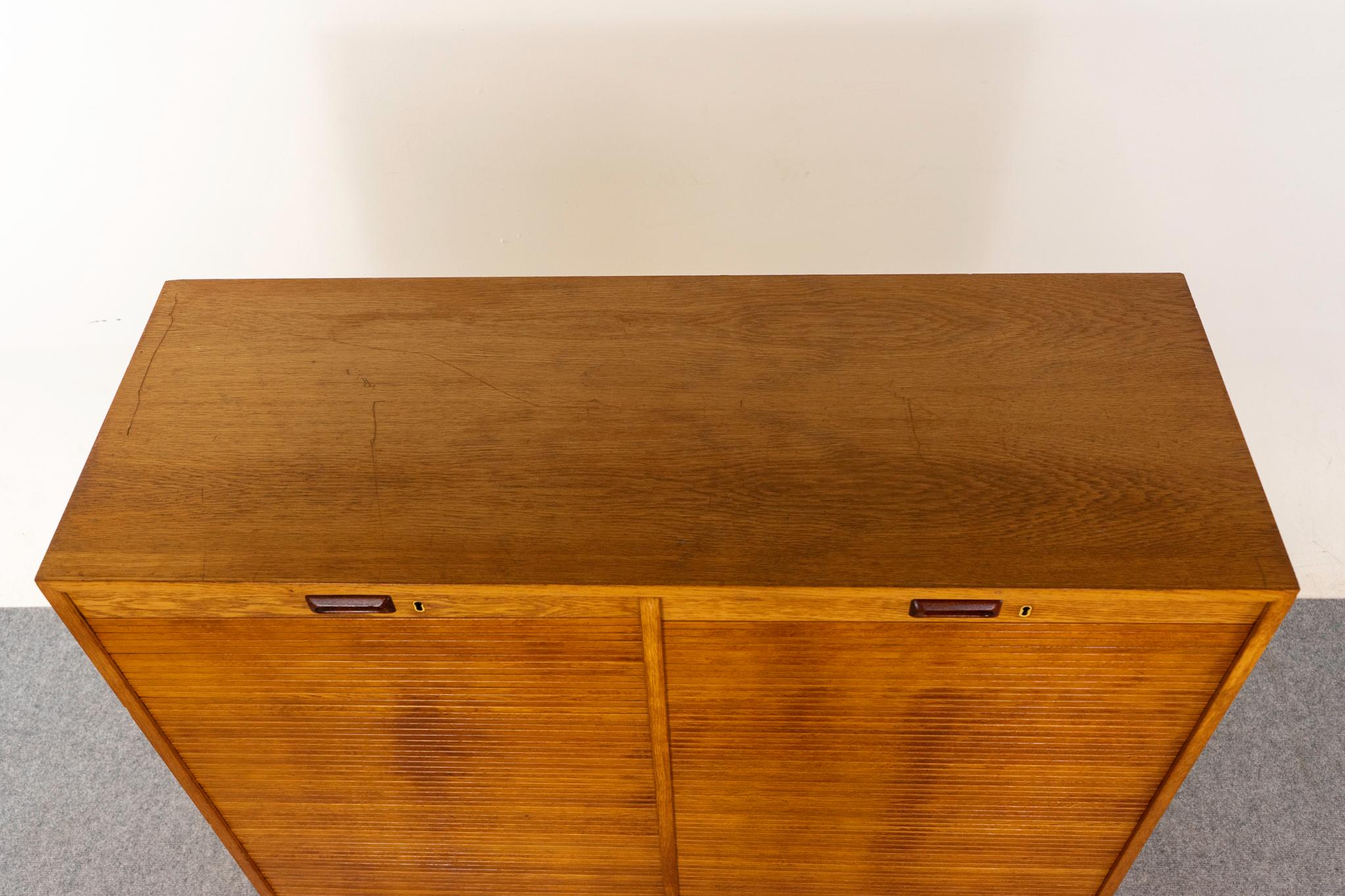 Impiallacciato Archivio danese di metà secolo moderno con ante a tamburo in Oak in vendita