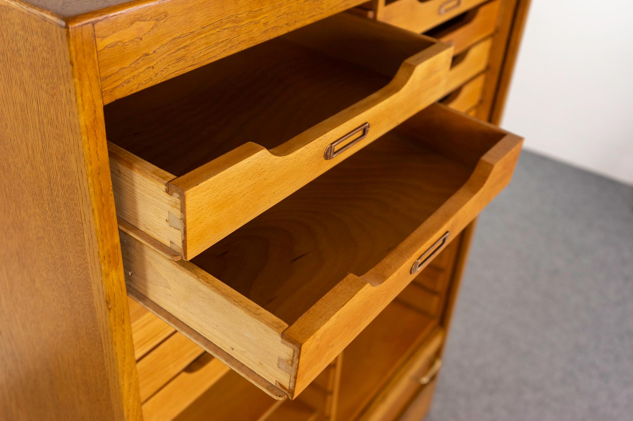 Impiallacciato Archivio danese di metà secolo moderno con ante a tamburo in Oak in vendita