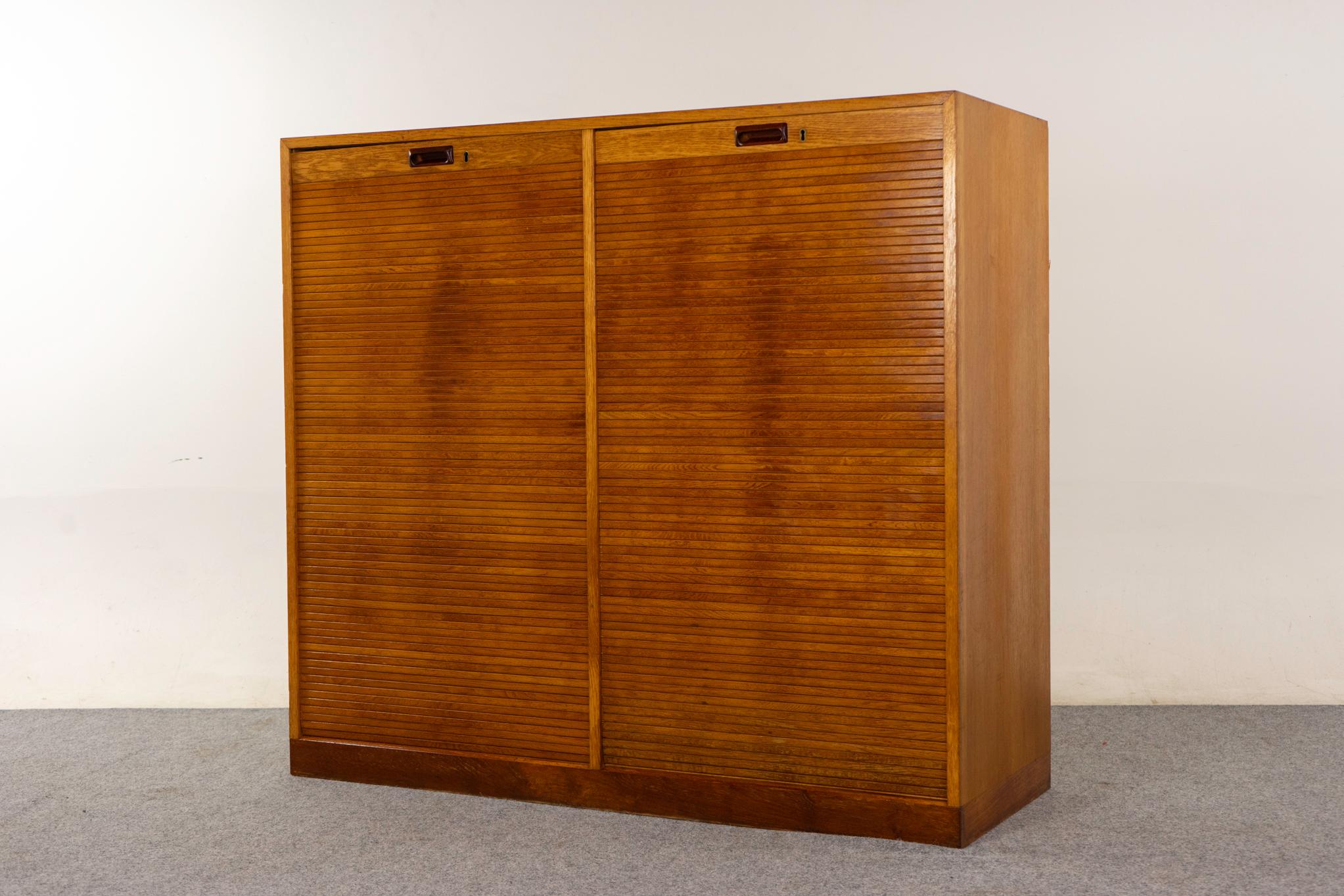 Archivio danese di metà secolo moderno con ante a tamburo in Oak In condizioni buone in vendita a VANCOUVER, CA