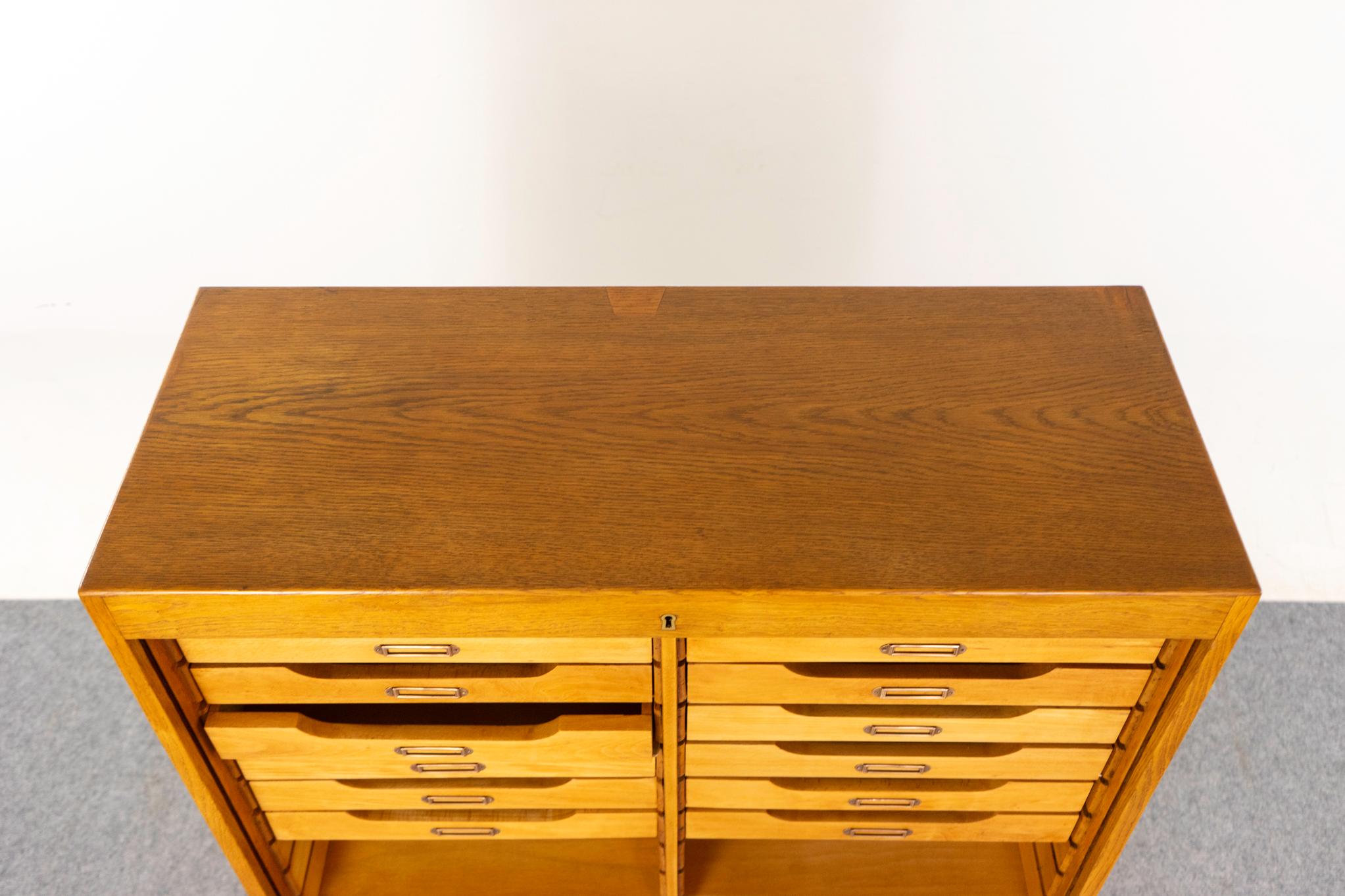 Archivio danese di metà secolo moderno con ante a tamburo in Oak In condizioni buone in vendita a VANCOUVER, CA