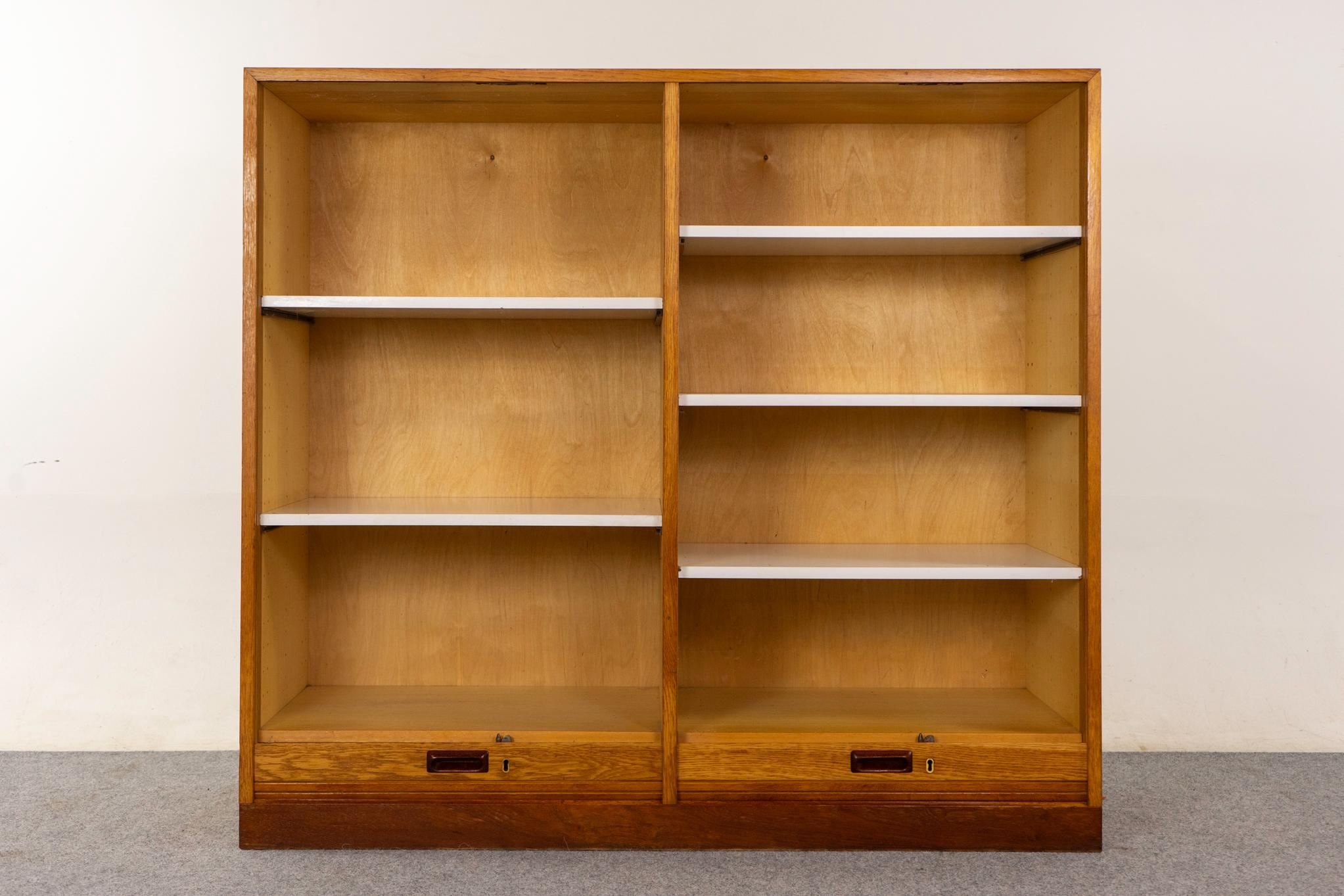 Metà XX secolo Archivio danese di metà secolo moderno con ante a tamburo in Oak in vendita