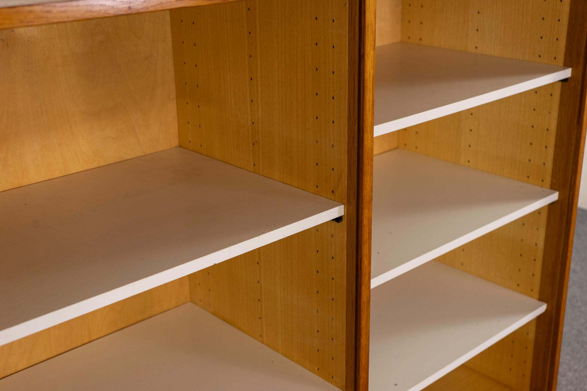 Quercia Archivio danese di metà secolo moderno con ante a tamburo in Oak in vendita