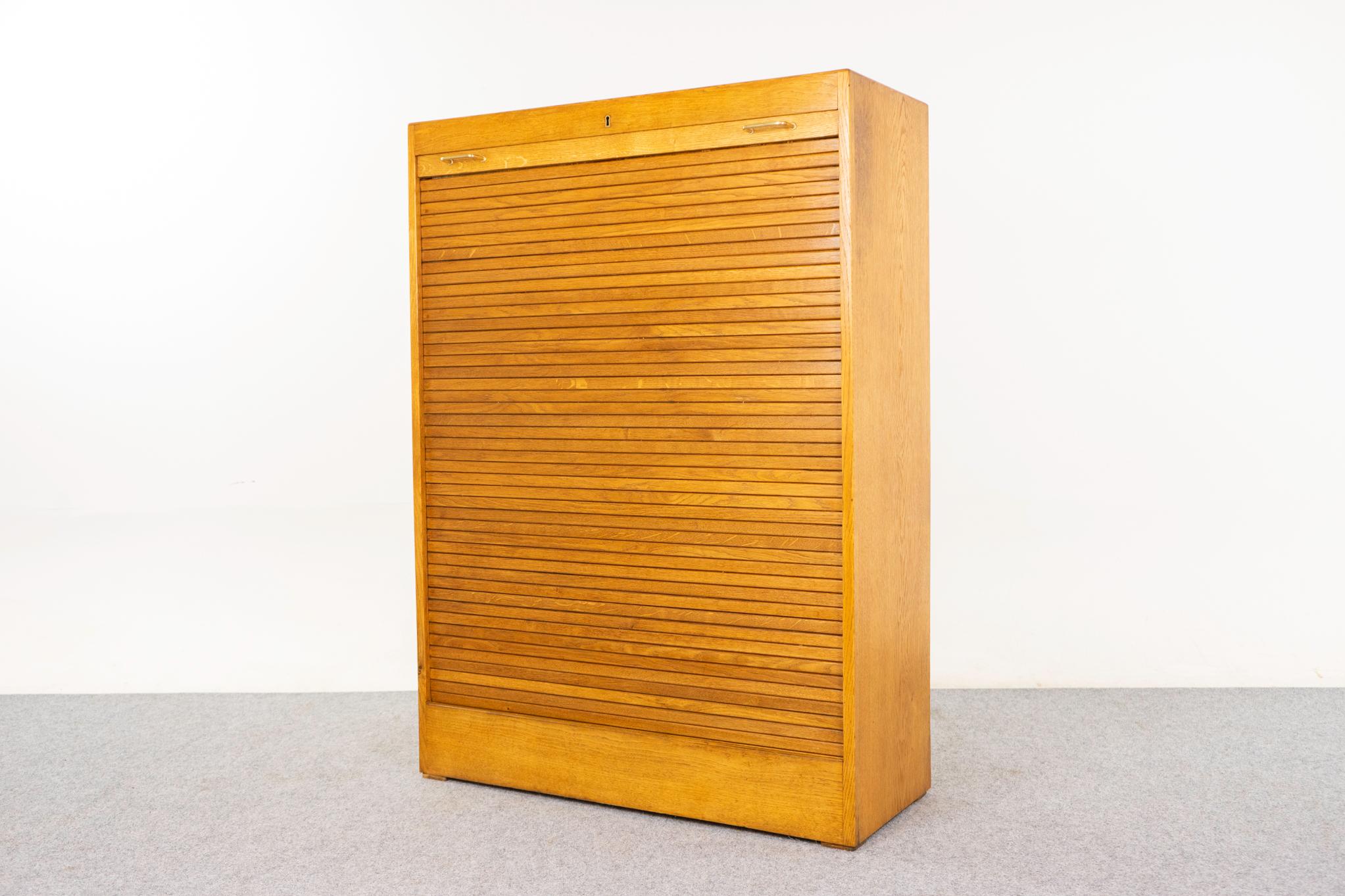 Archivio danese di metà secolo moderno con ante a tamburo in Oak in vendita 1