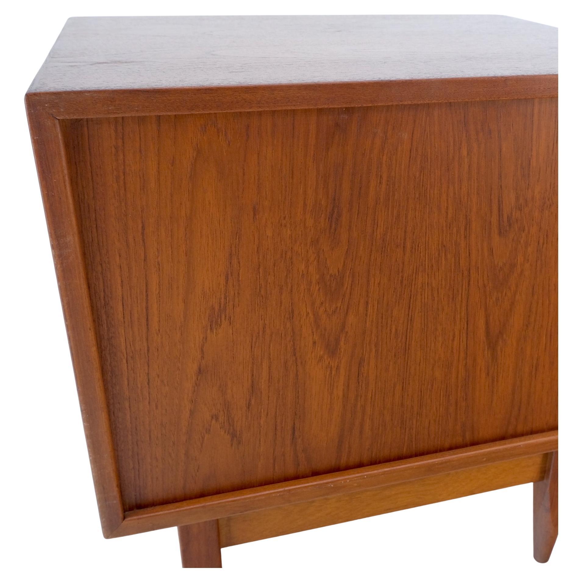 Mesita de noche danesa de mediados de siglo con puerta de tambor y un cajón ¡Menta! Moderno de mediados de siglo en venta
