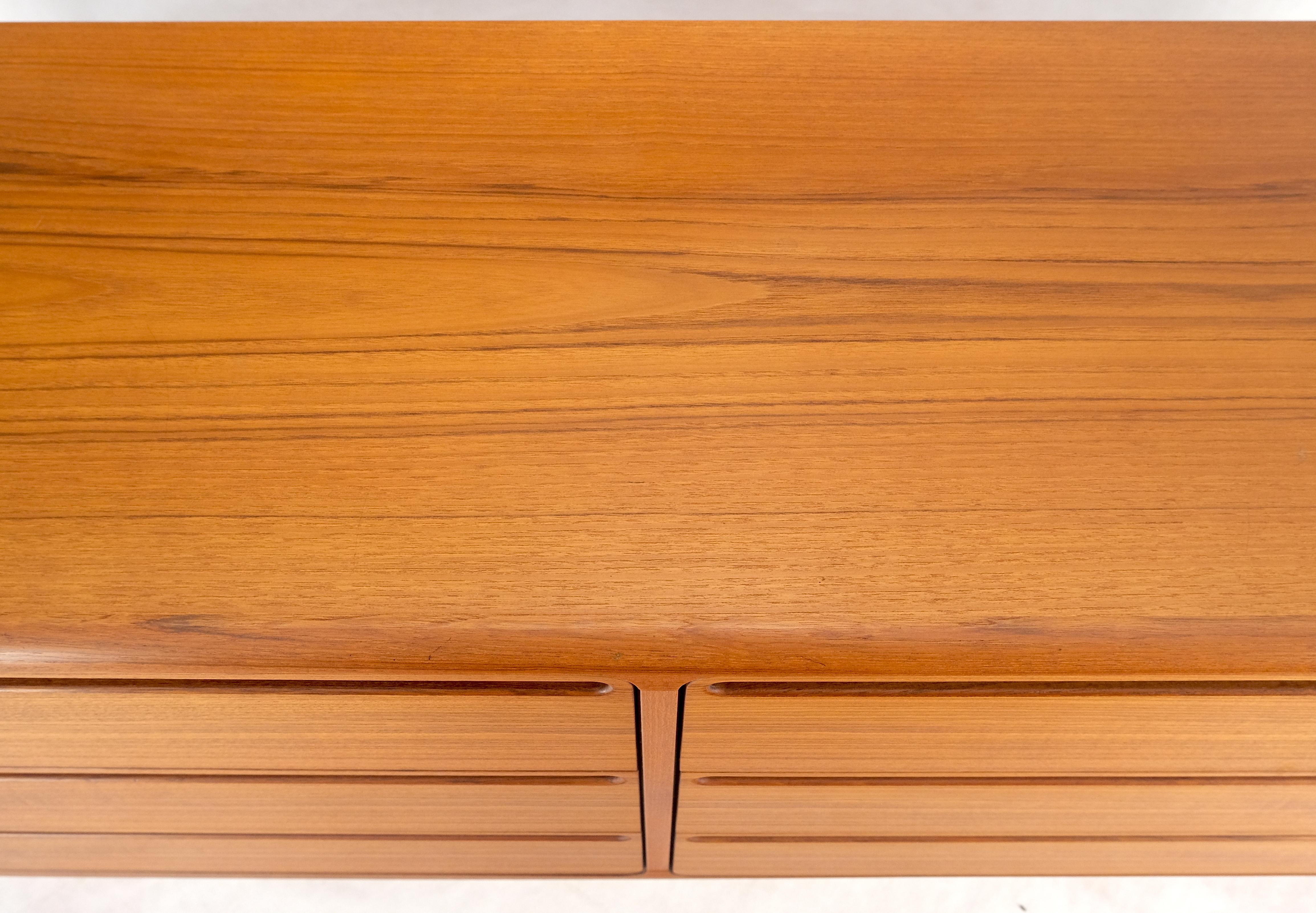 Danish Mid Century Modern Teak 6 Drawers Dresser Credenza Recessed Pulls MINT! In Good Condition For Sale In Rockaway, NJ