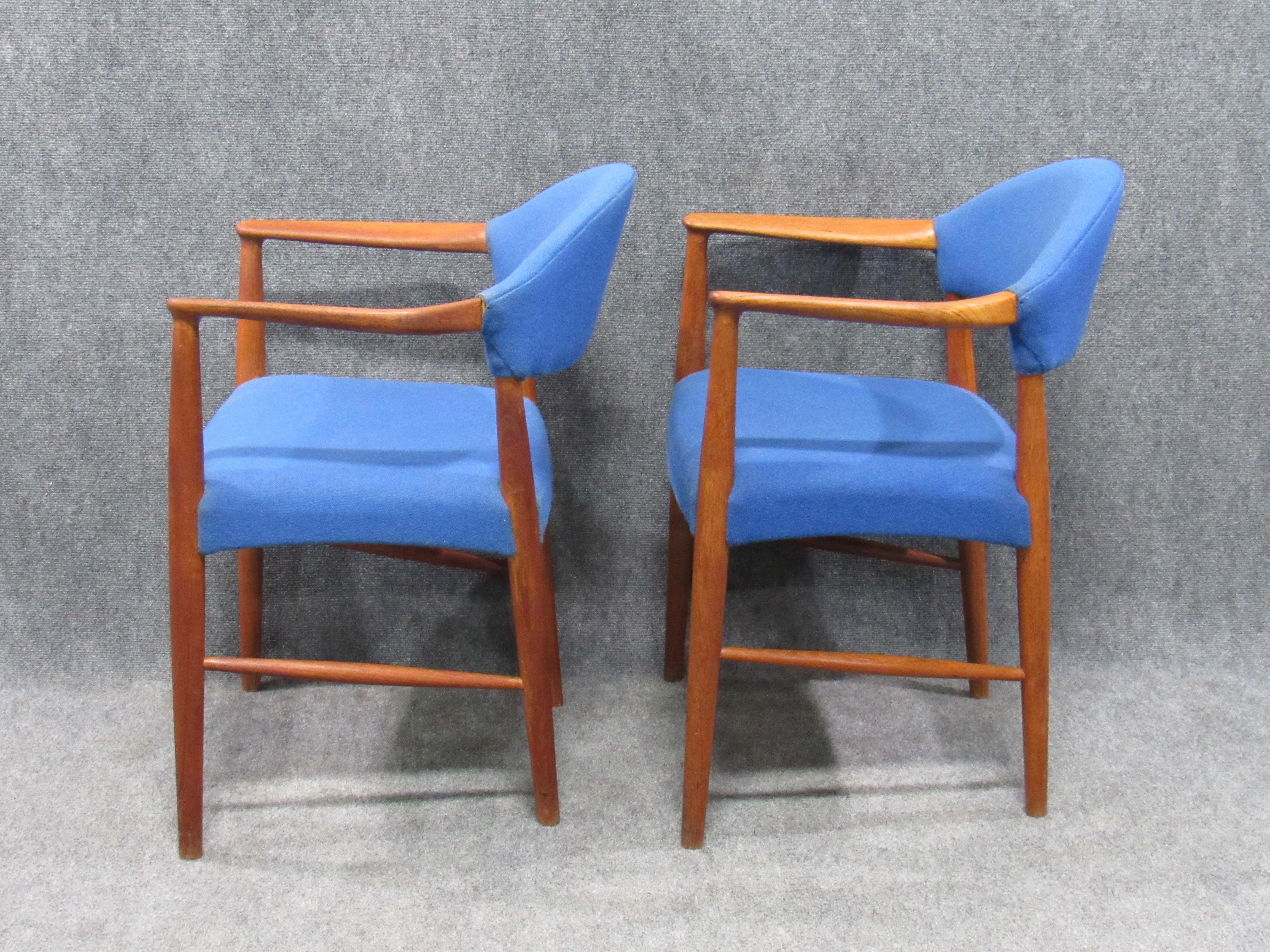 Poltrone danesi di metà secolo in teak e lana blu attribuite a Hans Wegner in vendita 3