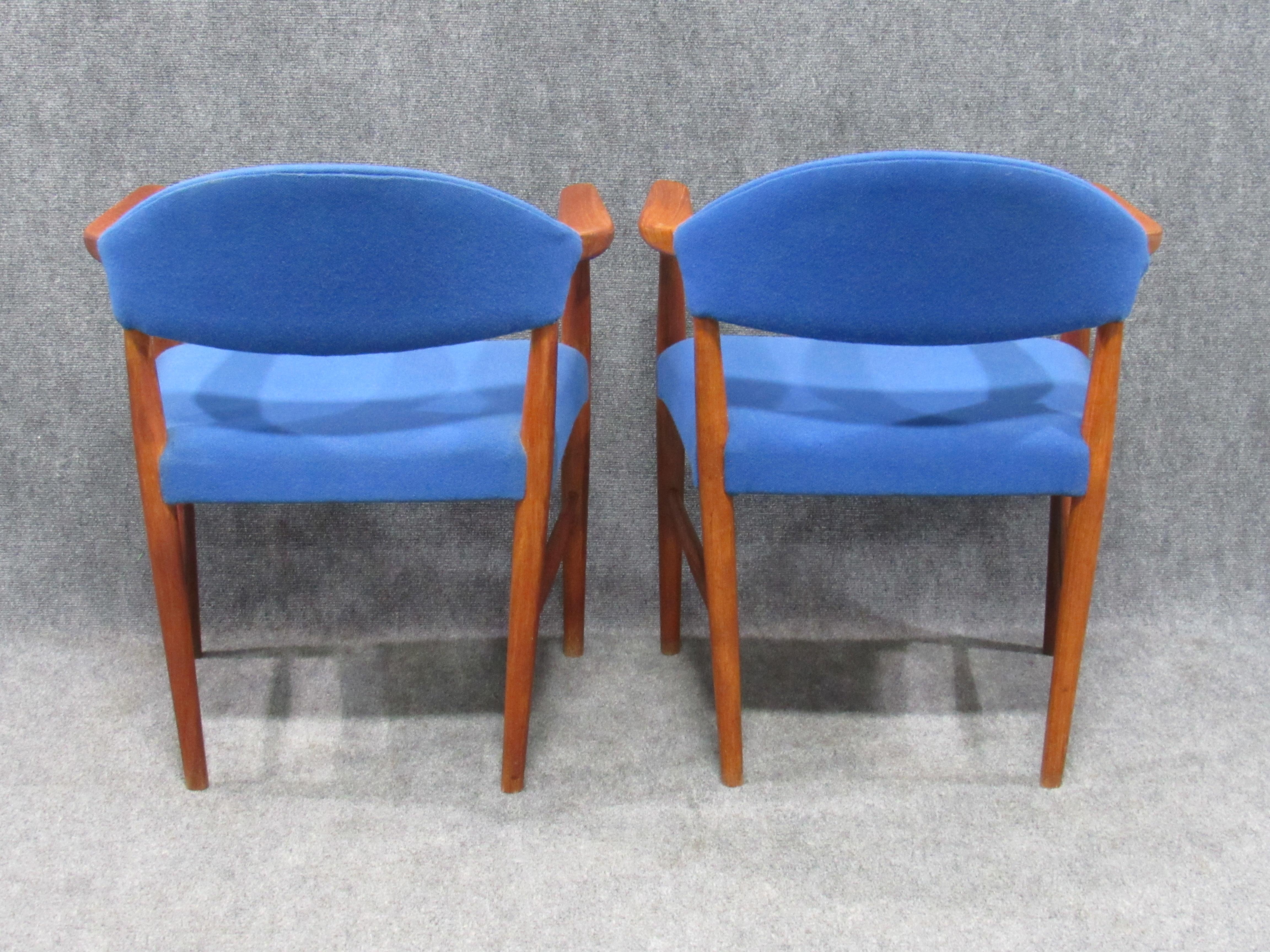 Danish Mid-Century Modern Teak and Blue Wool Armchairs Attributed to Hans Wegner For Sale 7