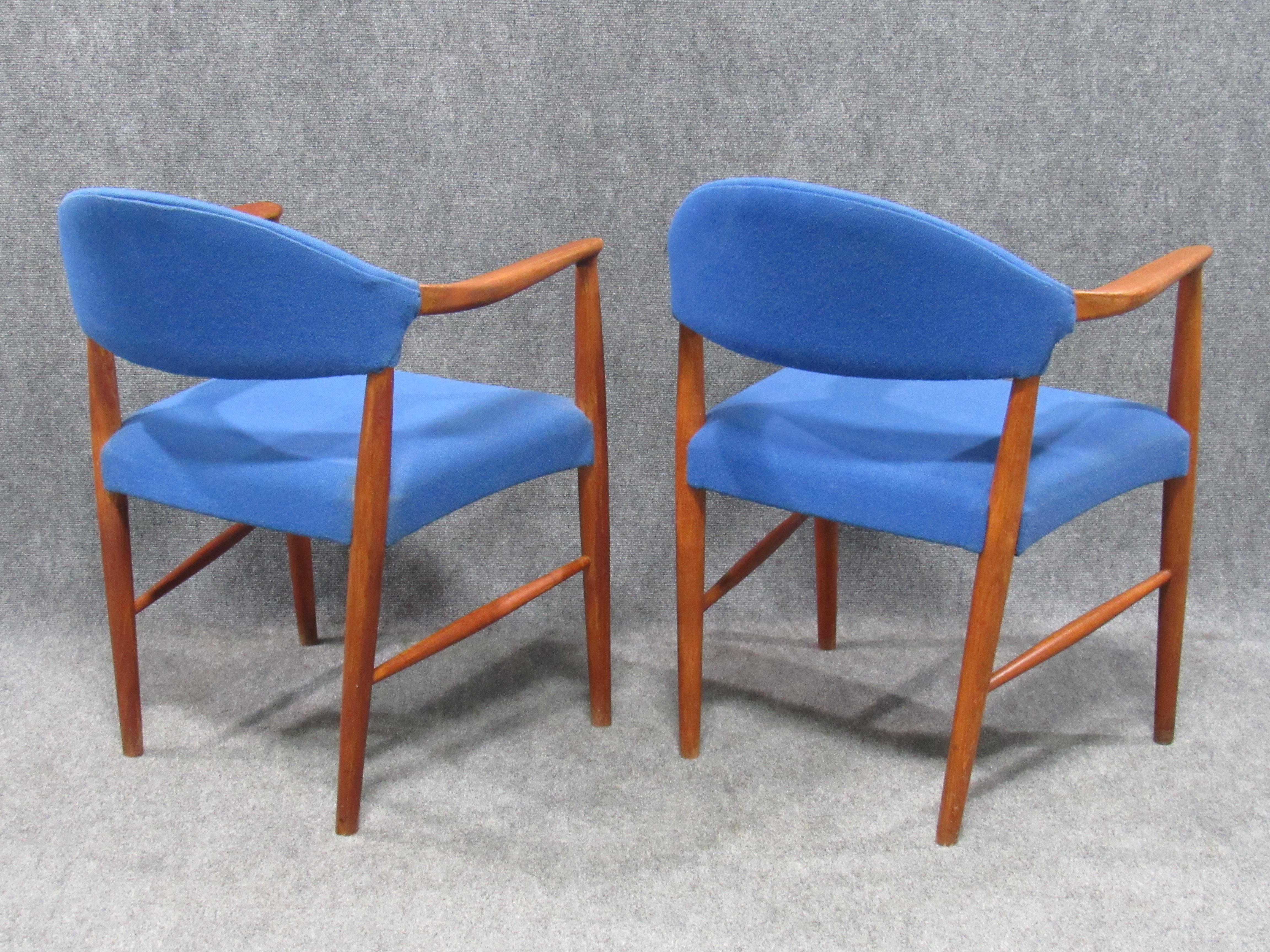 Danish Mid-Century Modern Teak and Blue Wool Armchairs Attributed to Hans Wegner For Sale 8
